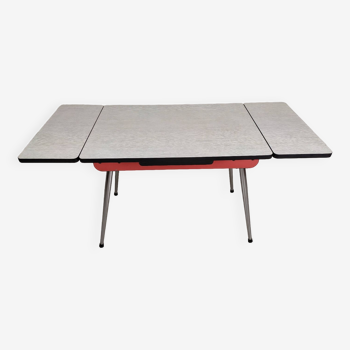 Extendable formica table