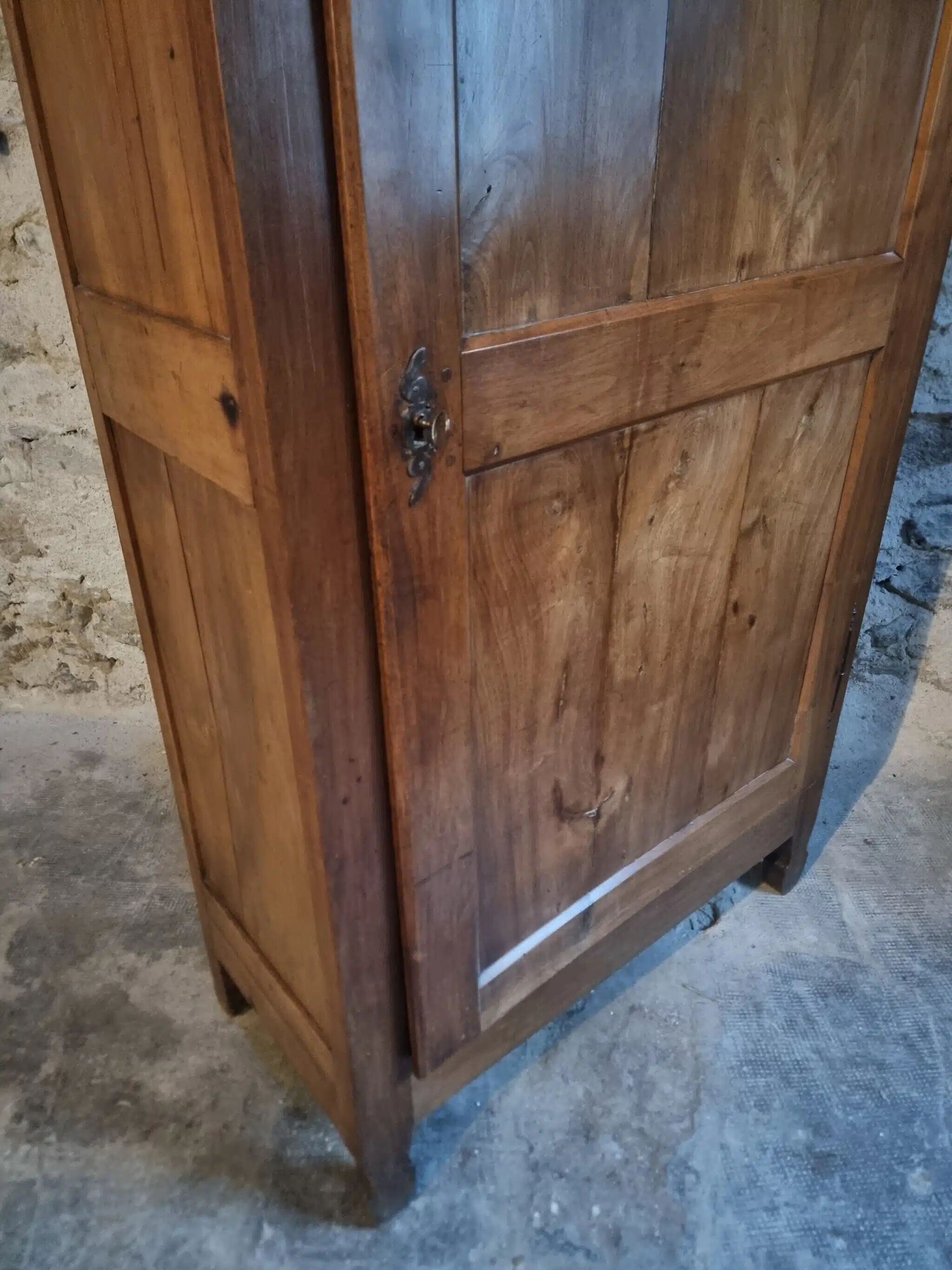 Armoire à linge, bonnetière ancienne en merisier français