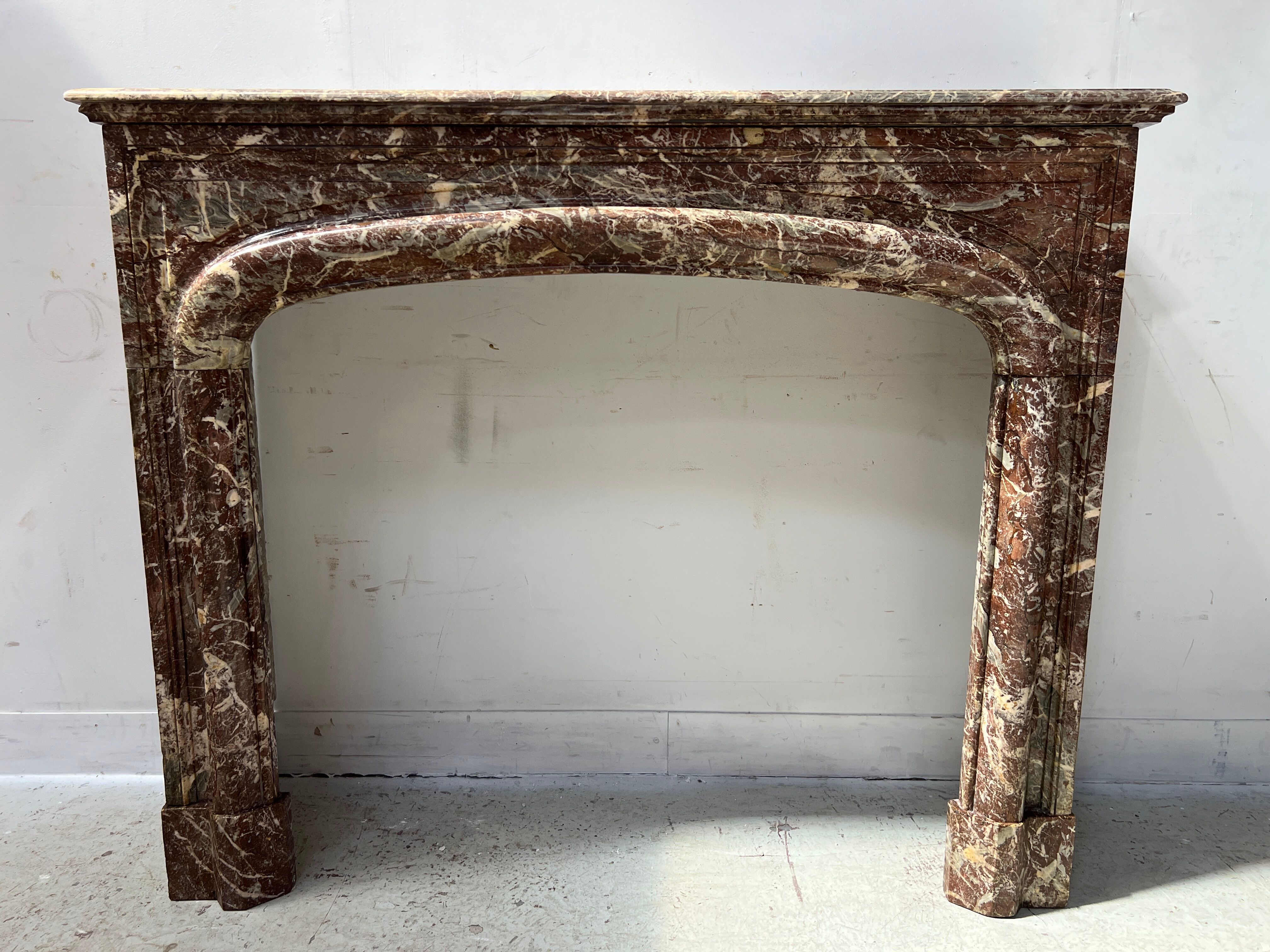 Louis XIV style fireplace in speckled red marble, 19th century.