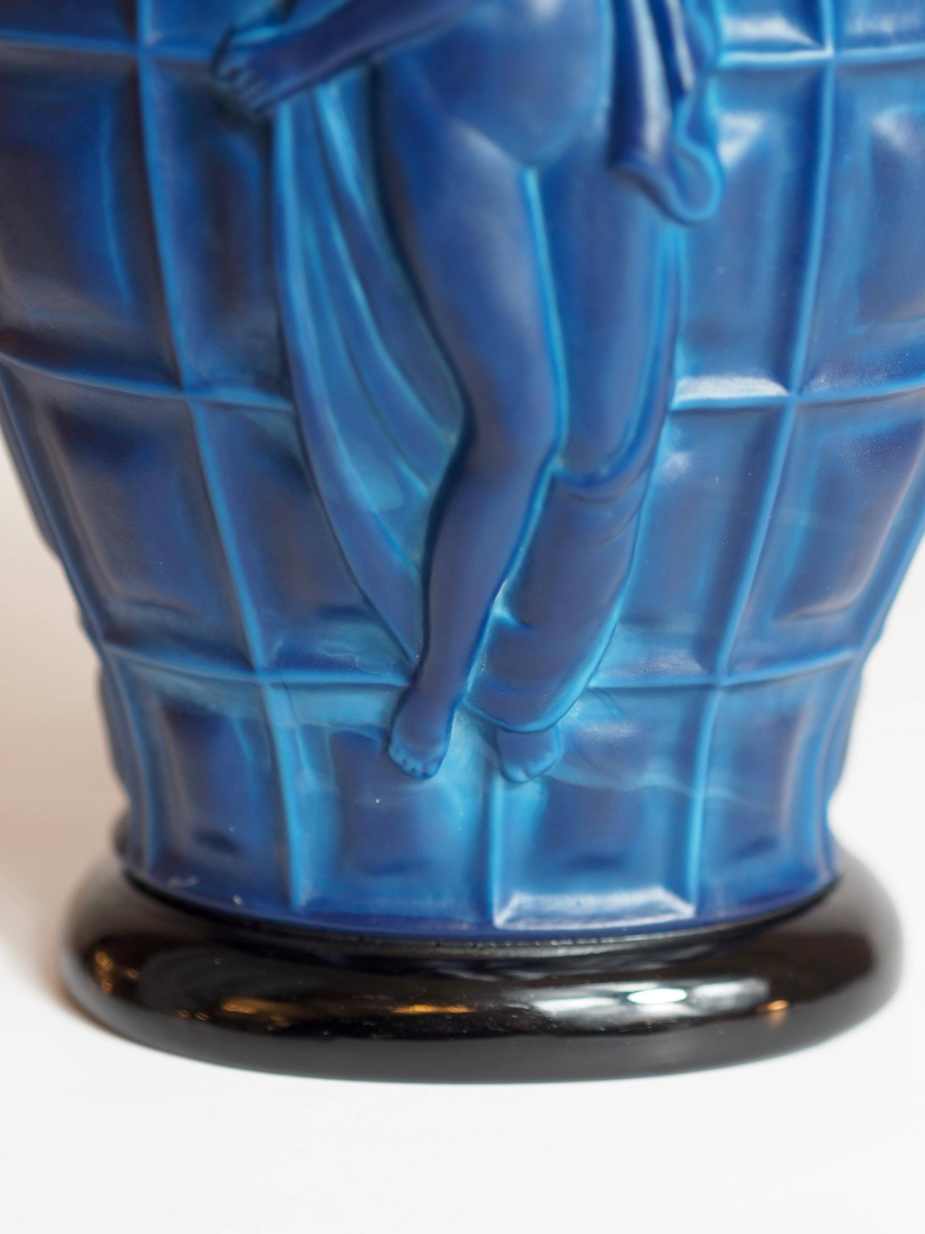 Vase Art Déco "Ingrid" en verre opaque bleu lapis par Henry Schlevogt