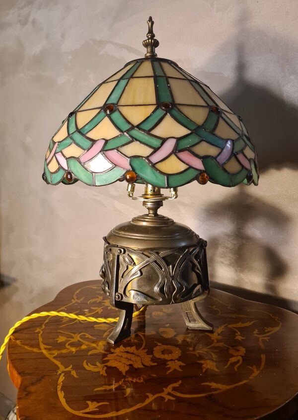 lampe bronze et laiton art nouveau 1900  et un abat jour en pate de verre e