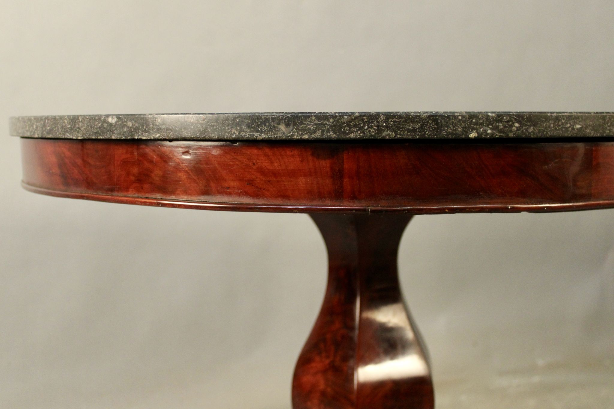 Pedestal table period Restoration In Mahogany