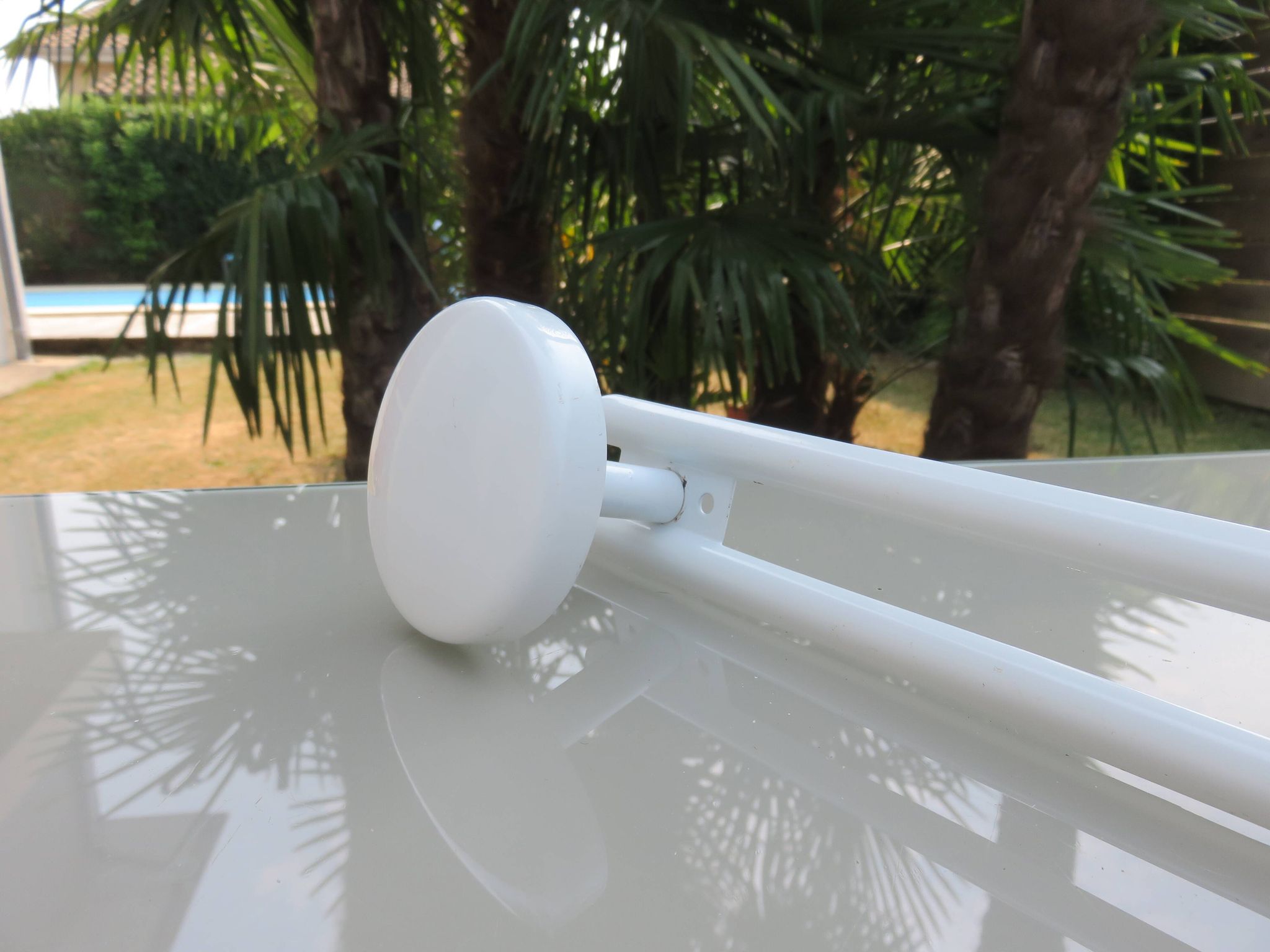 White lacquered metal wall coat rack, 3 hooks, 80s