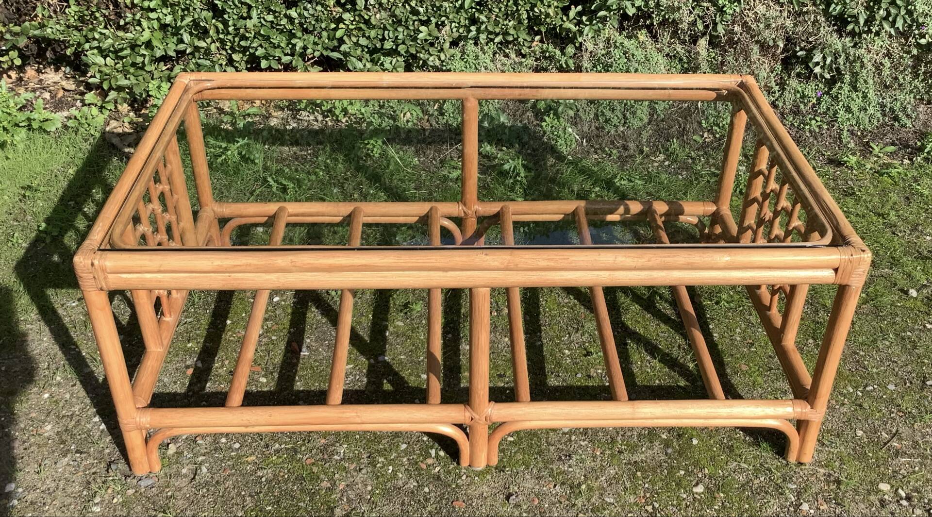 Table basse vintage en rotin et verre