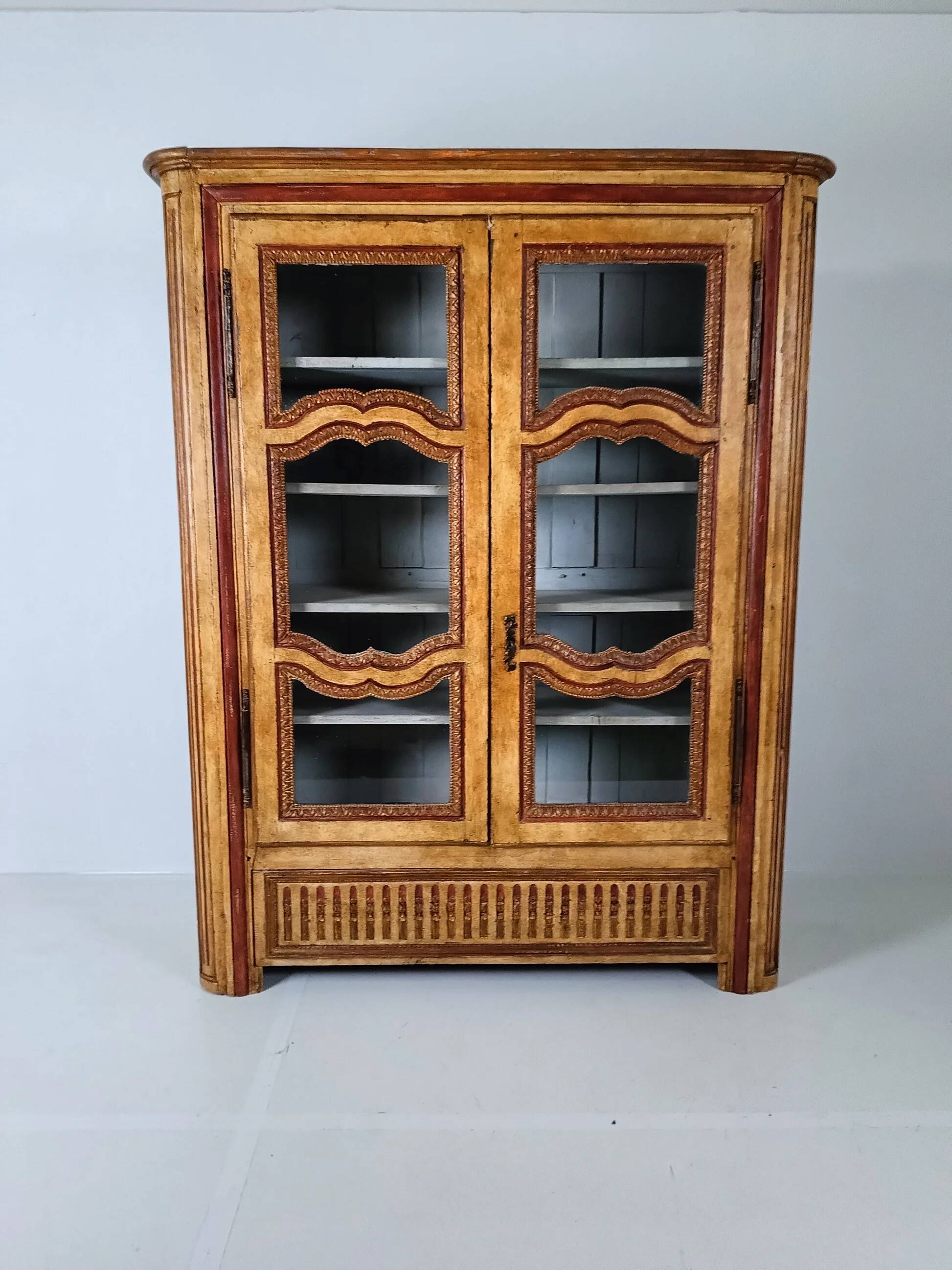 Vitrine française ancienne peinte