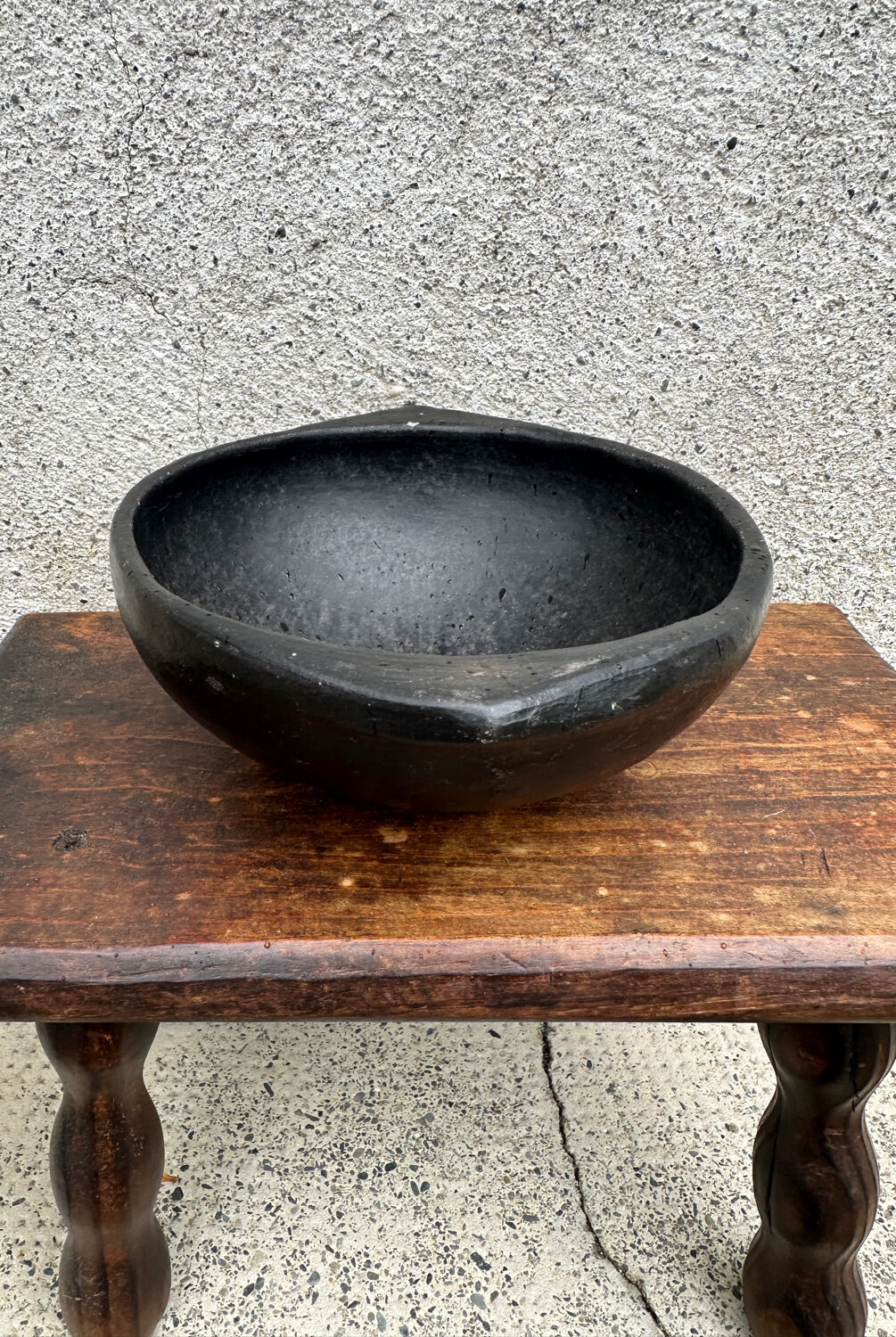 Ancient bowl, ethnic pottery in Colombian La Chamba ceramic.