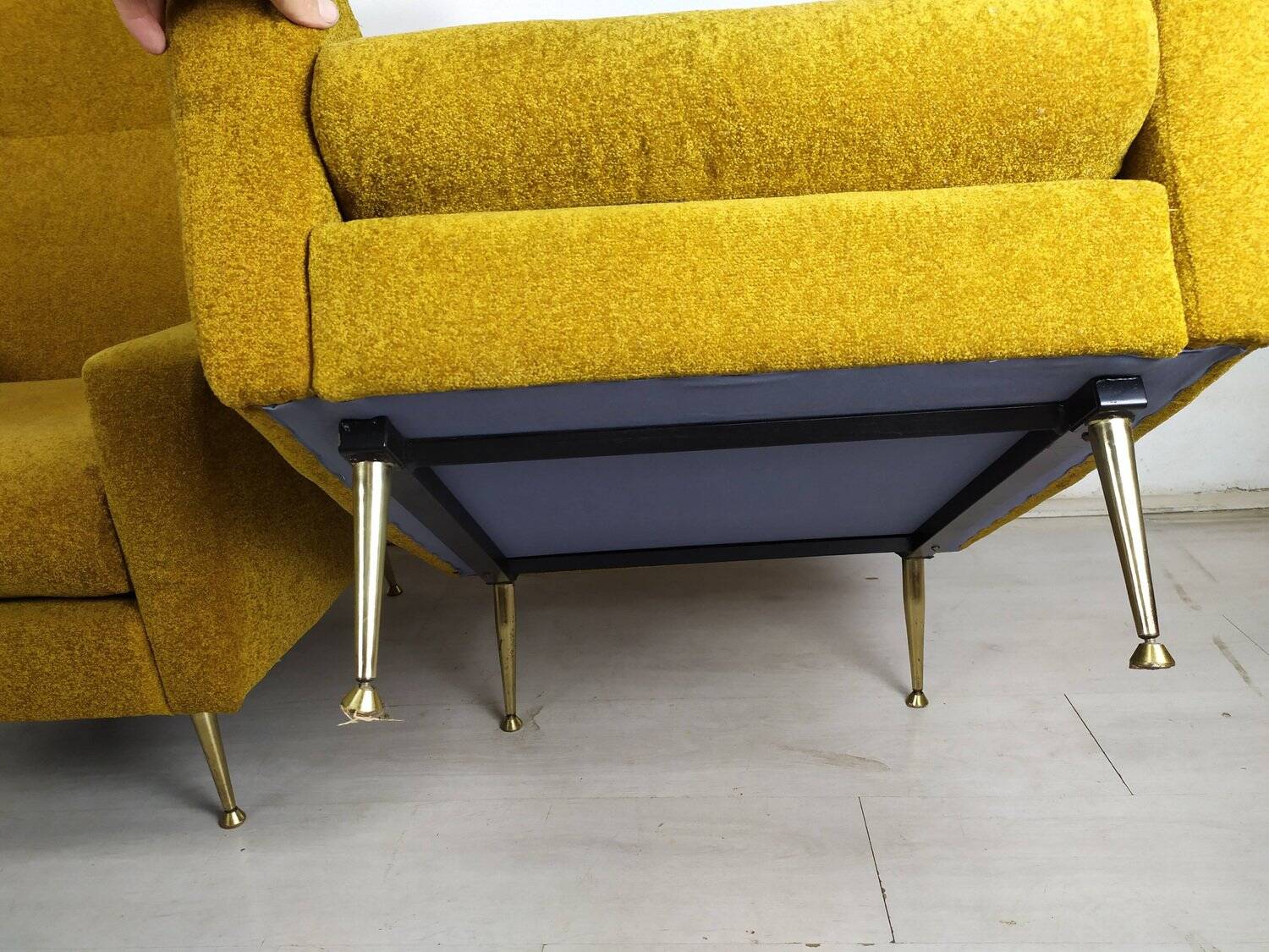 Fauteuils en velours moutarde, 1960