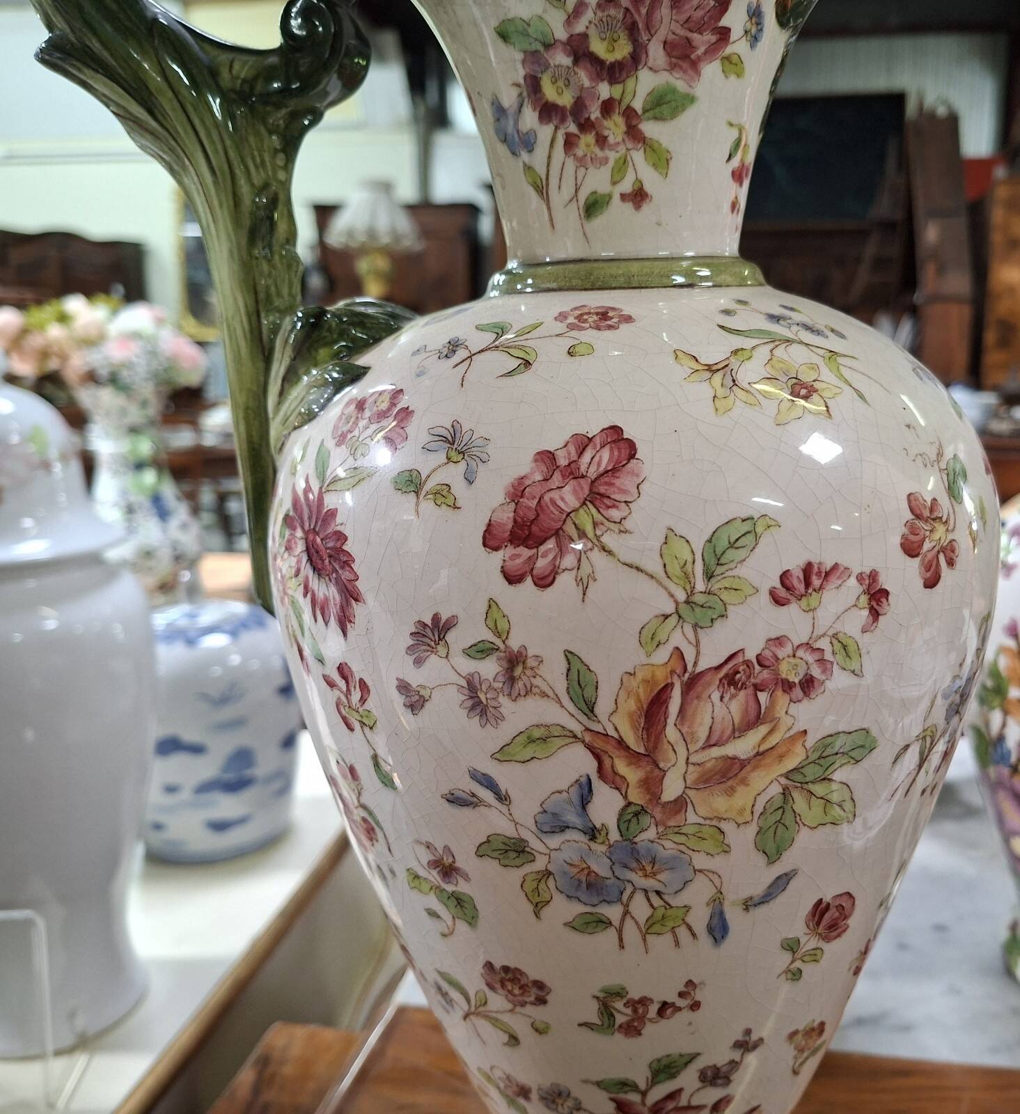 aiguière décorative en faïence polychrome – Décor floral – Style rocaille