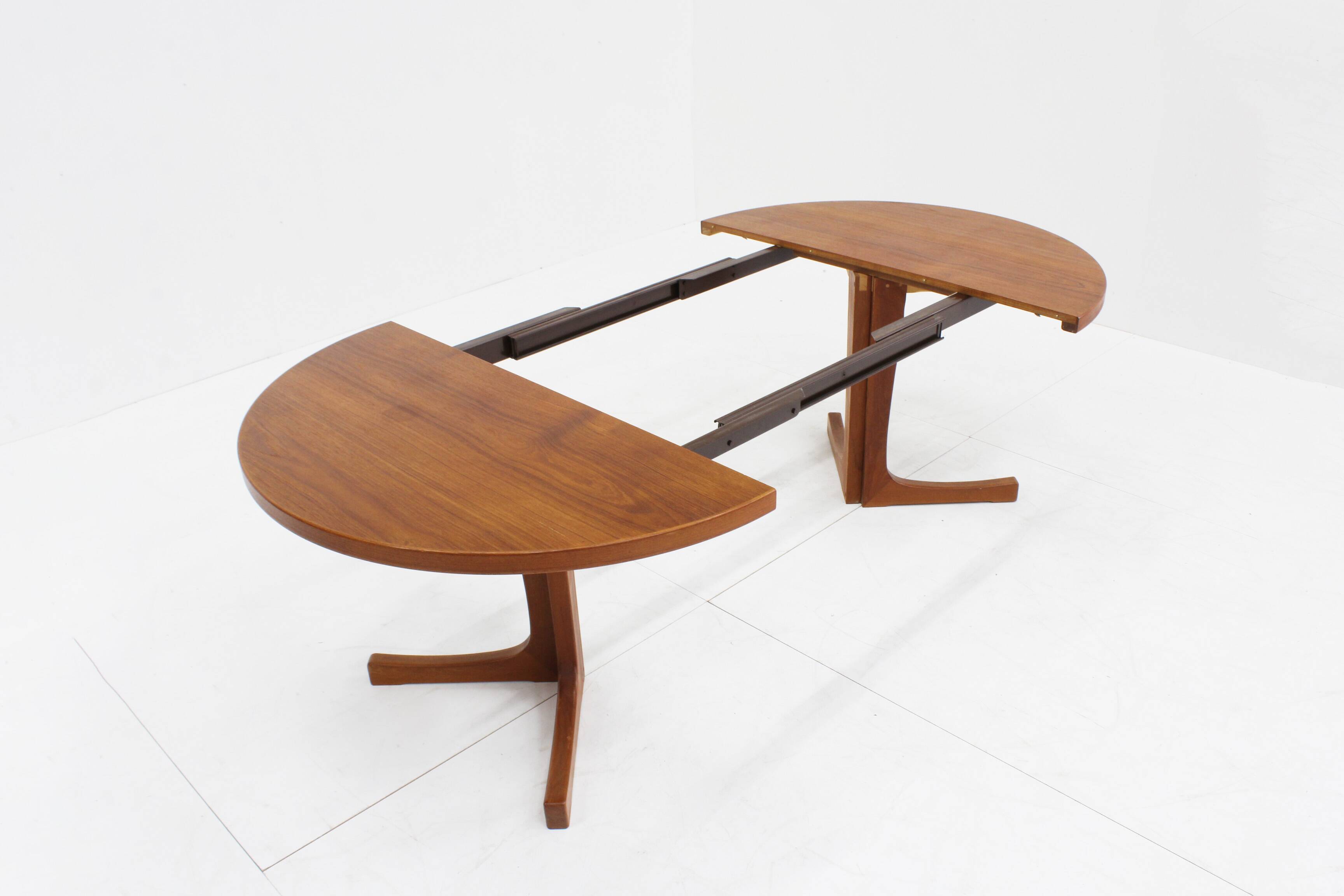 Vintage Danish round extendable dining table from the 1960s, Denmark.