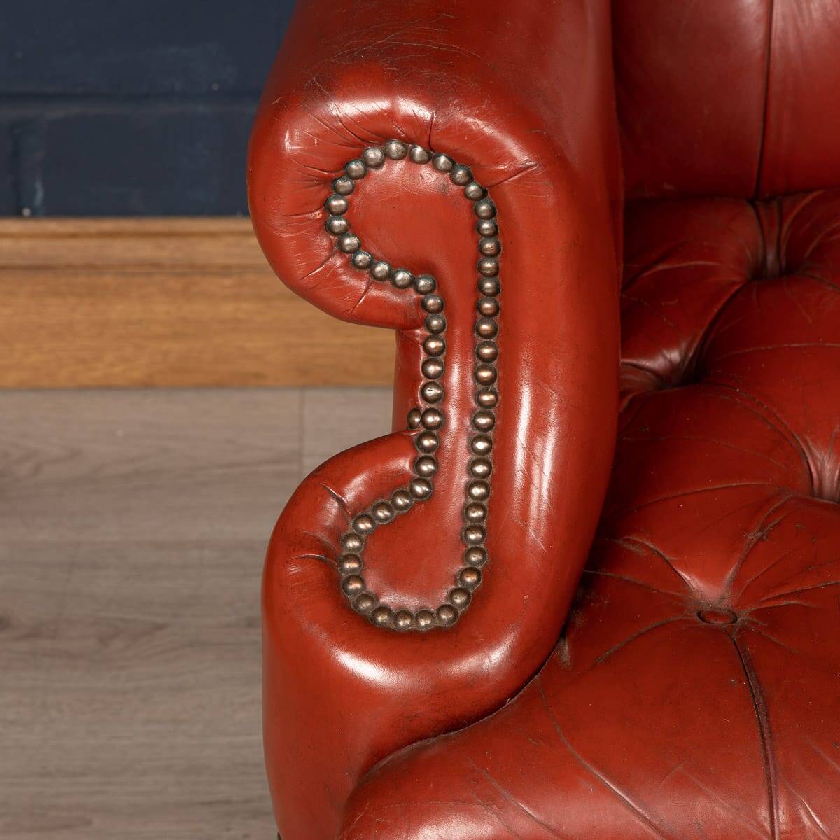 Stylish 20thc pair of english leather wing back armchairs c.1970