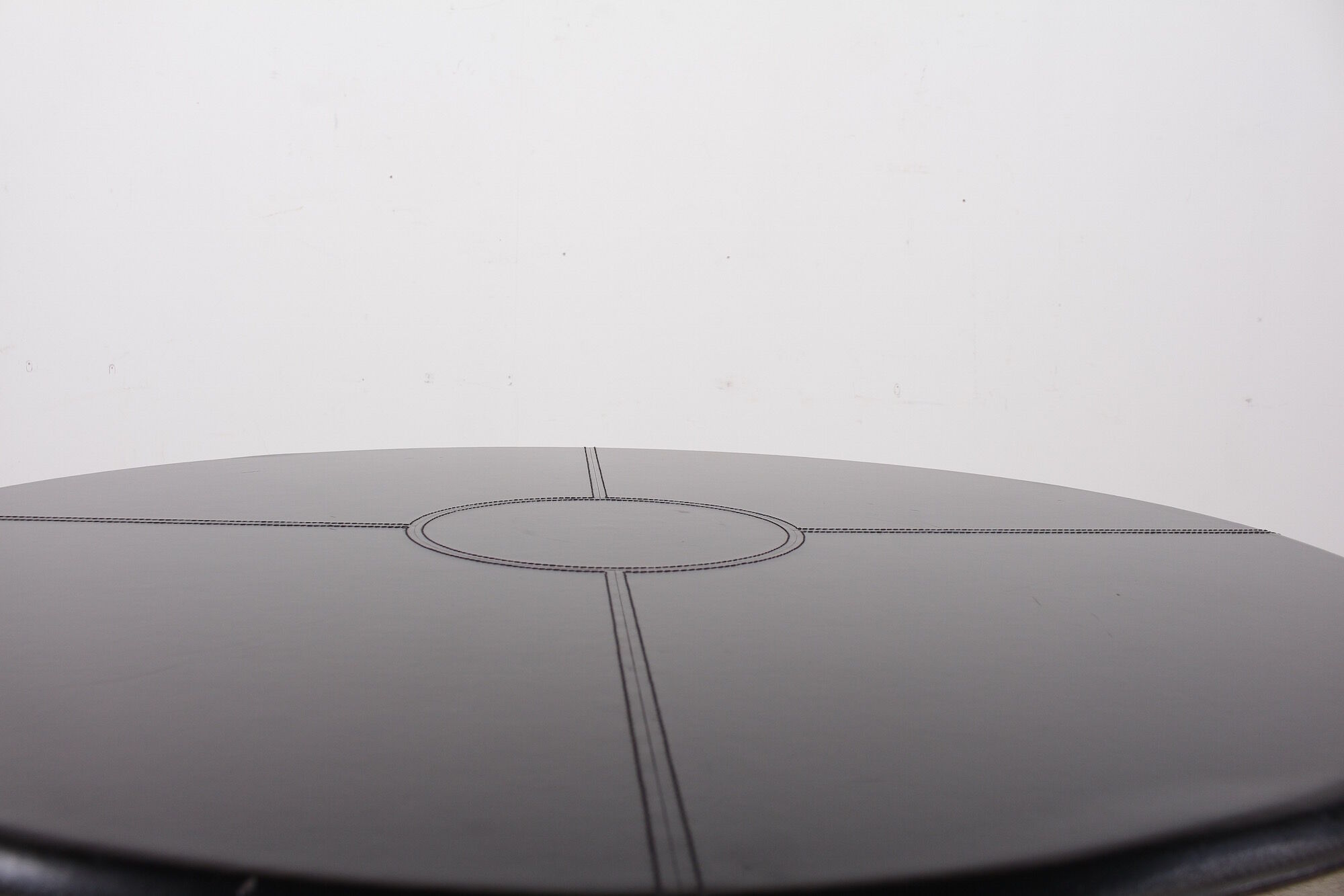 Round table leather black Tito Agnoli for Mateo Grassi