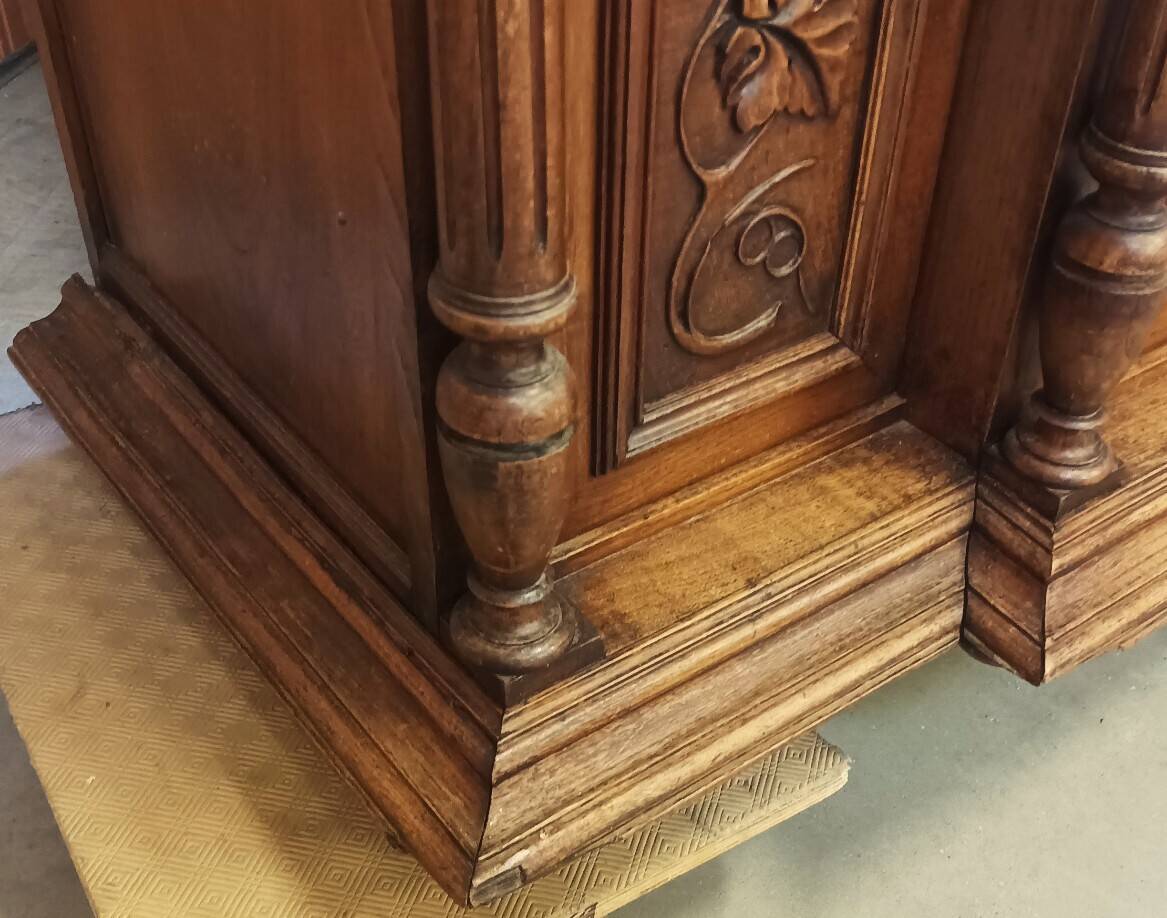 Art Nouveau buffet in carved oak with vine decoration