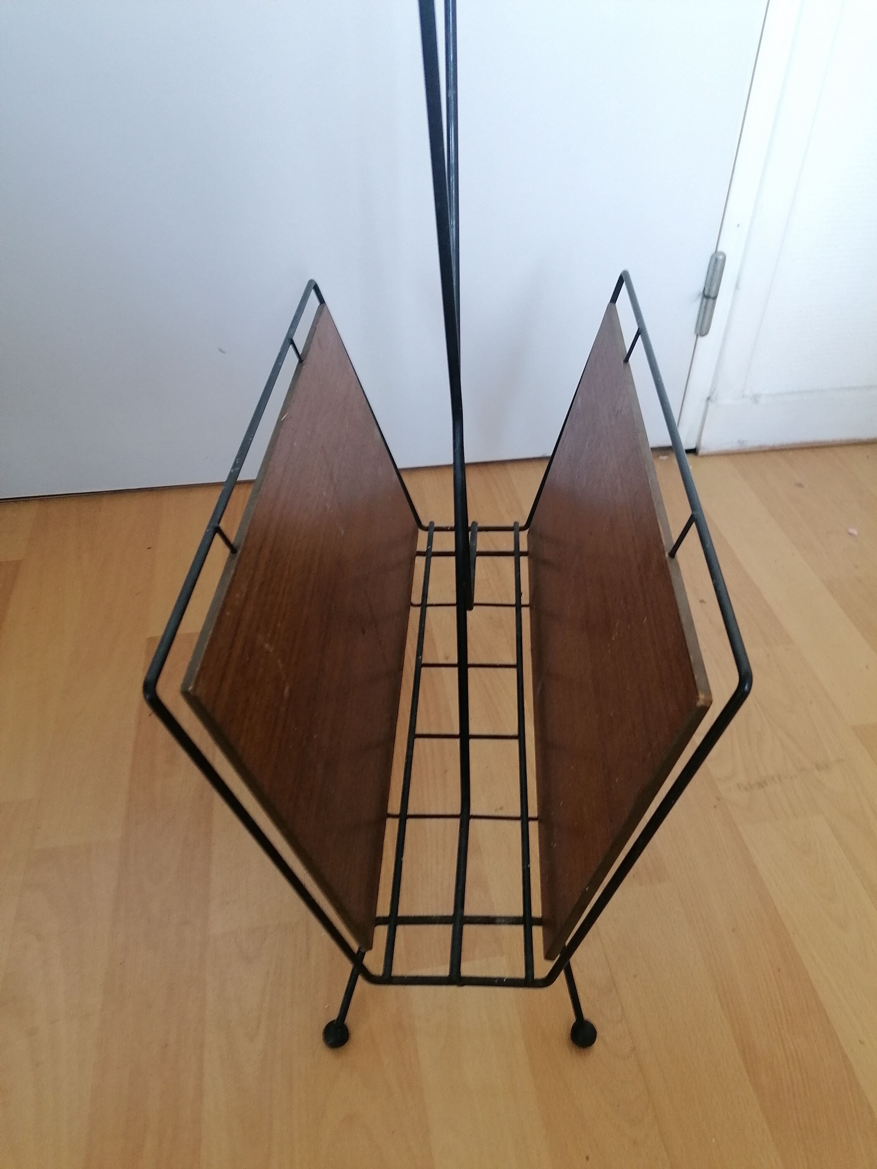 Magazine rack steel thread and teak wood