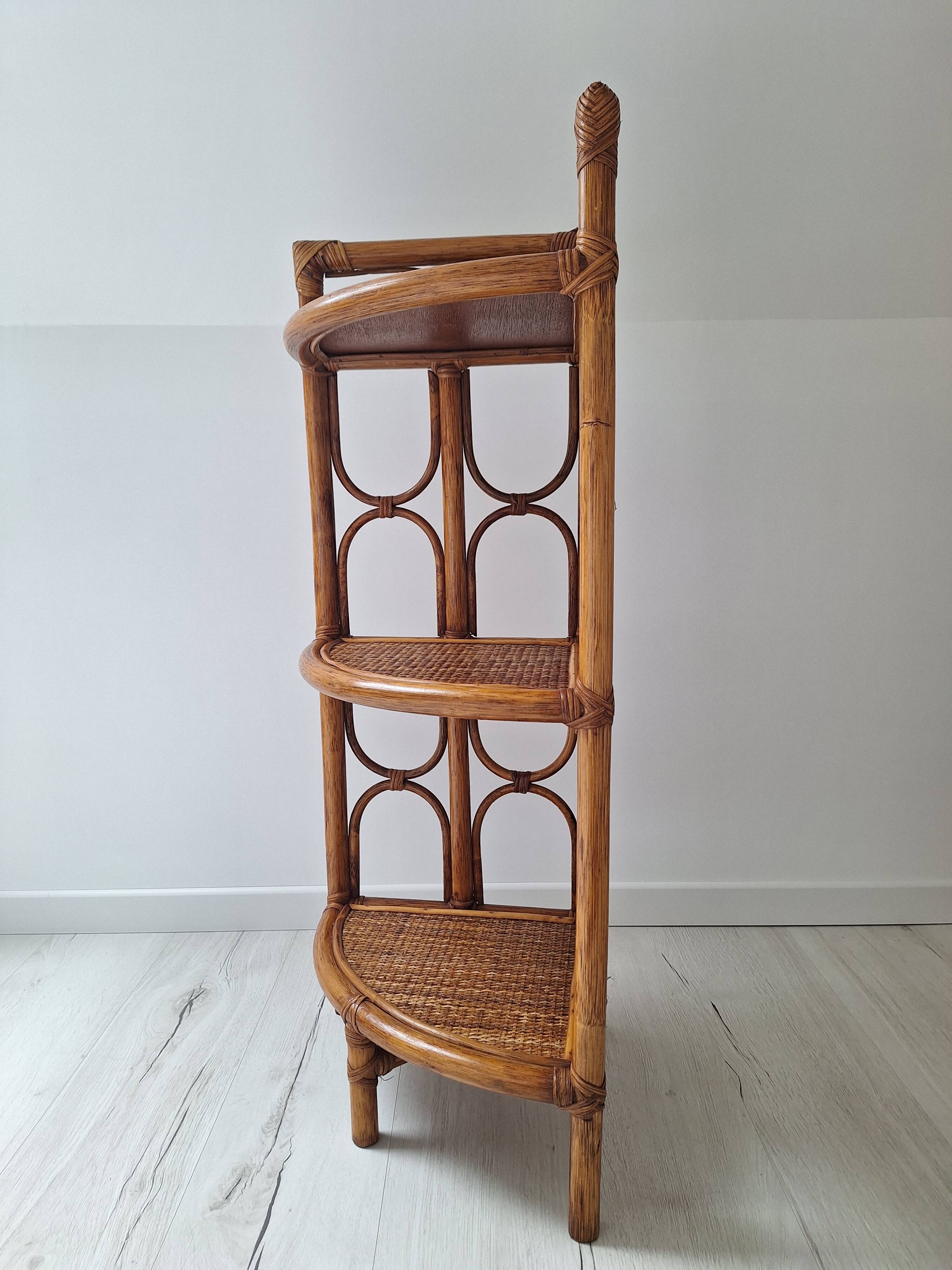 Etagère d'angle en rotin