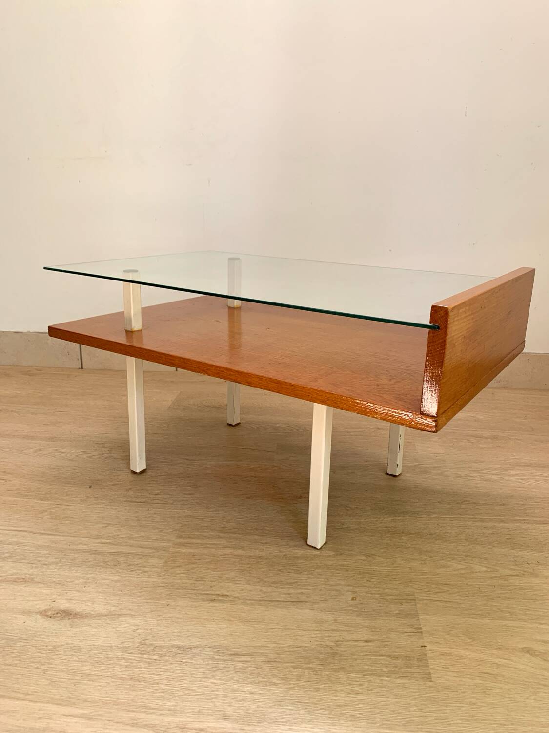 Table basse moderniste en bois , métal et verre