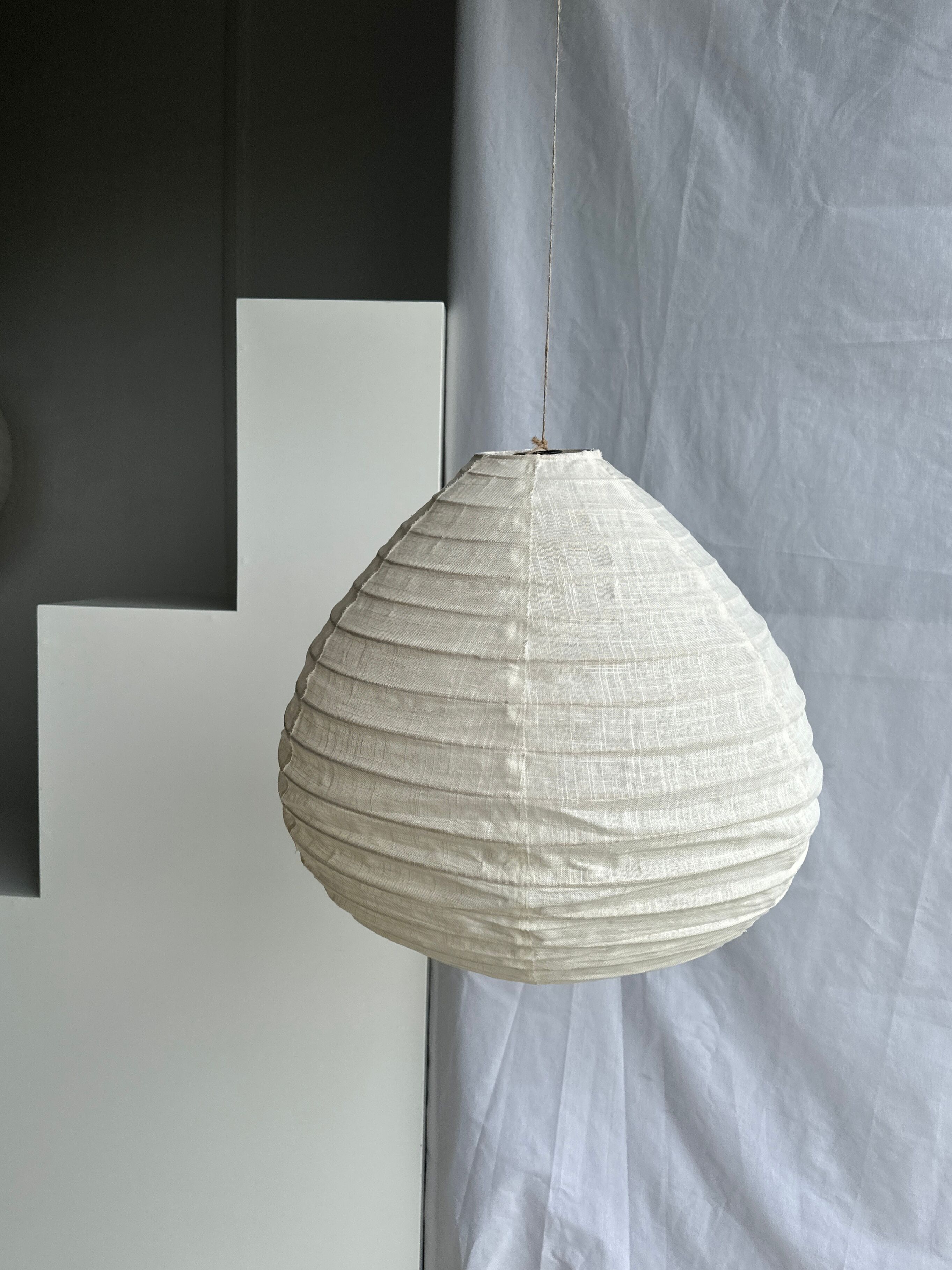 Suspension in rattan and natural japanese linen in the shape of a drop