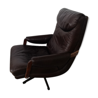 Vintage leather lounge chair, reclining