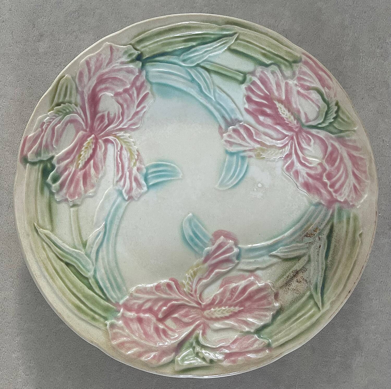 Assiette ancienne en barbotine
