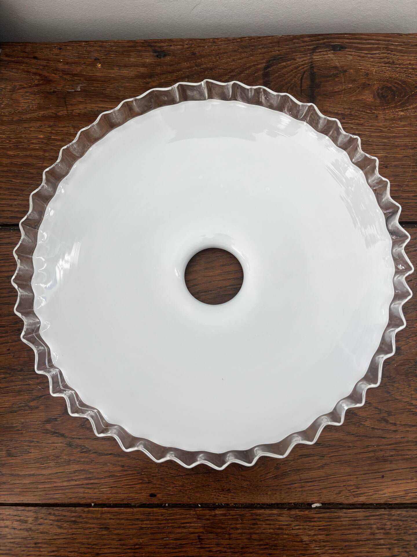 Vintage pendant lamp in white opaline with a scalloped effect.