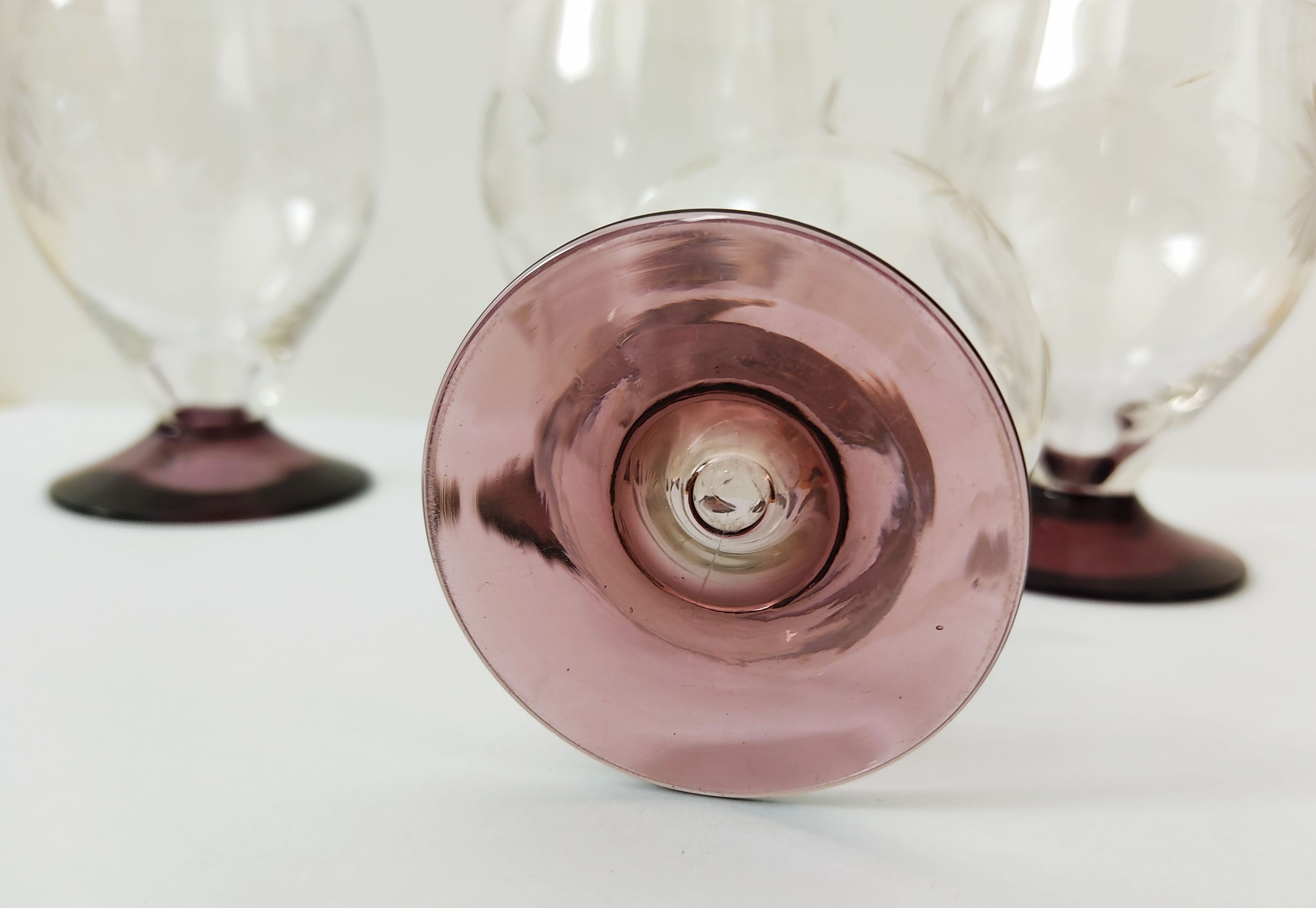 Set of 4 glasses engraved with plum foot