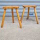 Paire de tabourets tripodes en bois massif