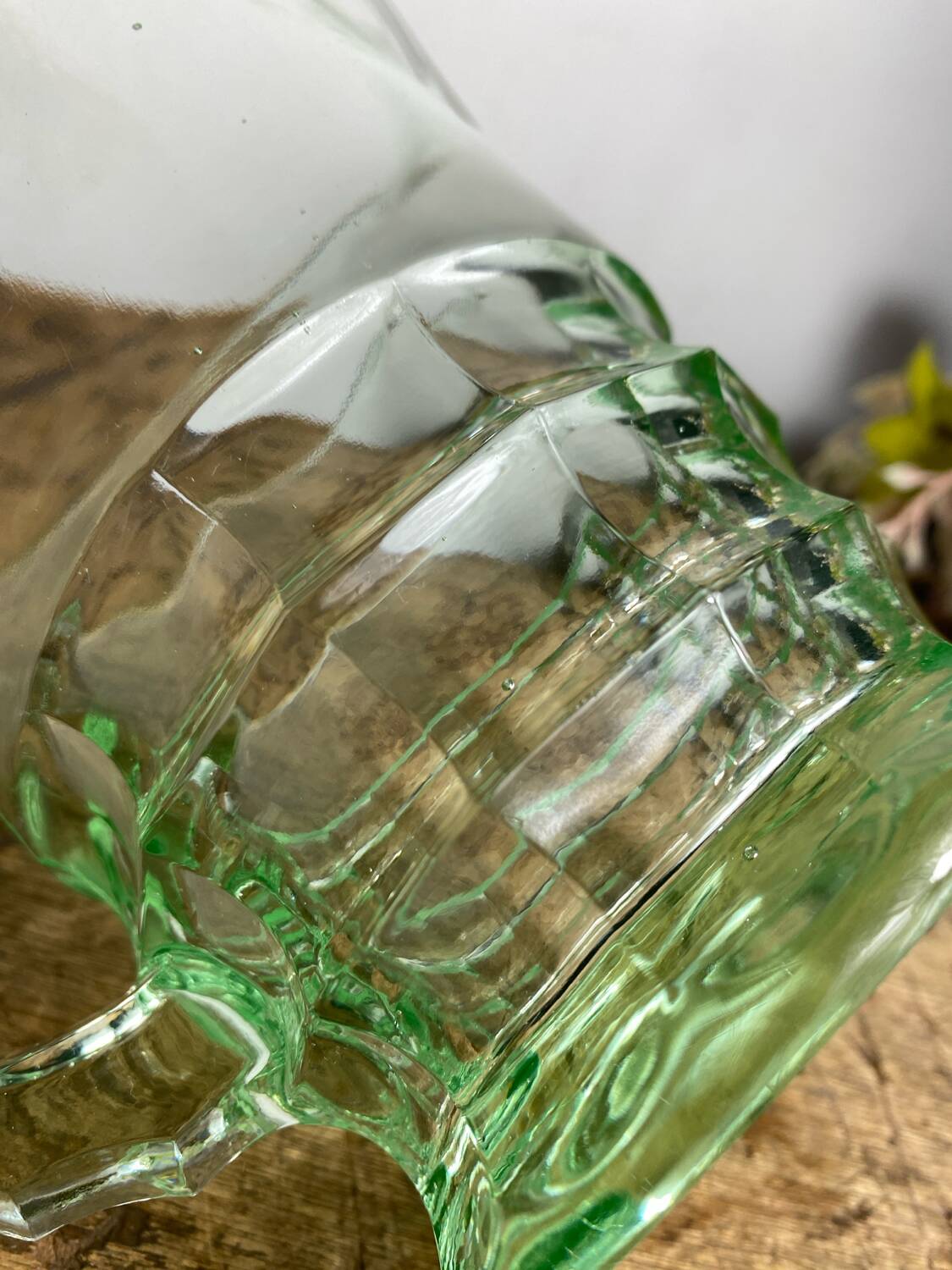 Carafe en ouraline fluorescente
