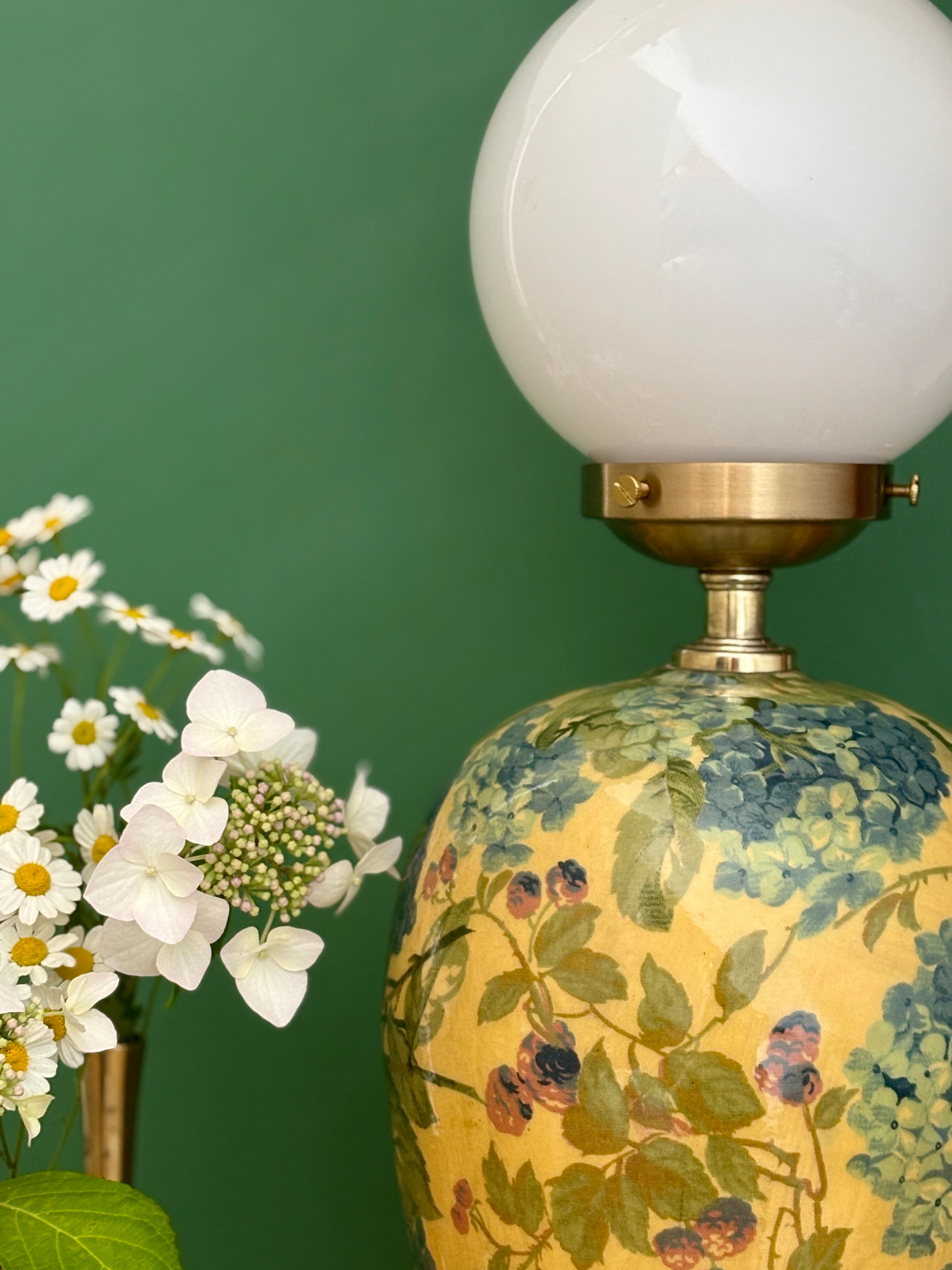 Vintage table lamp with floral decorations and white opaline.