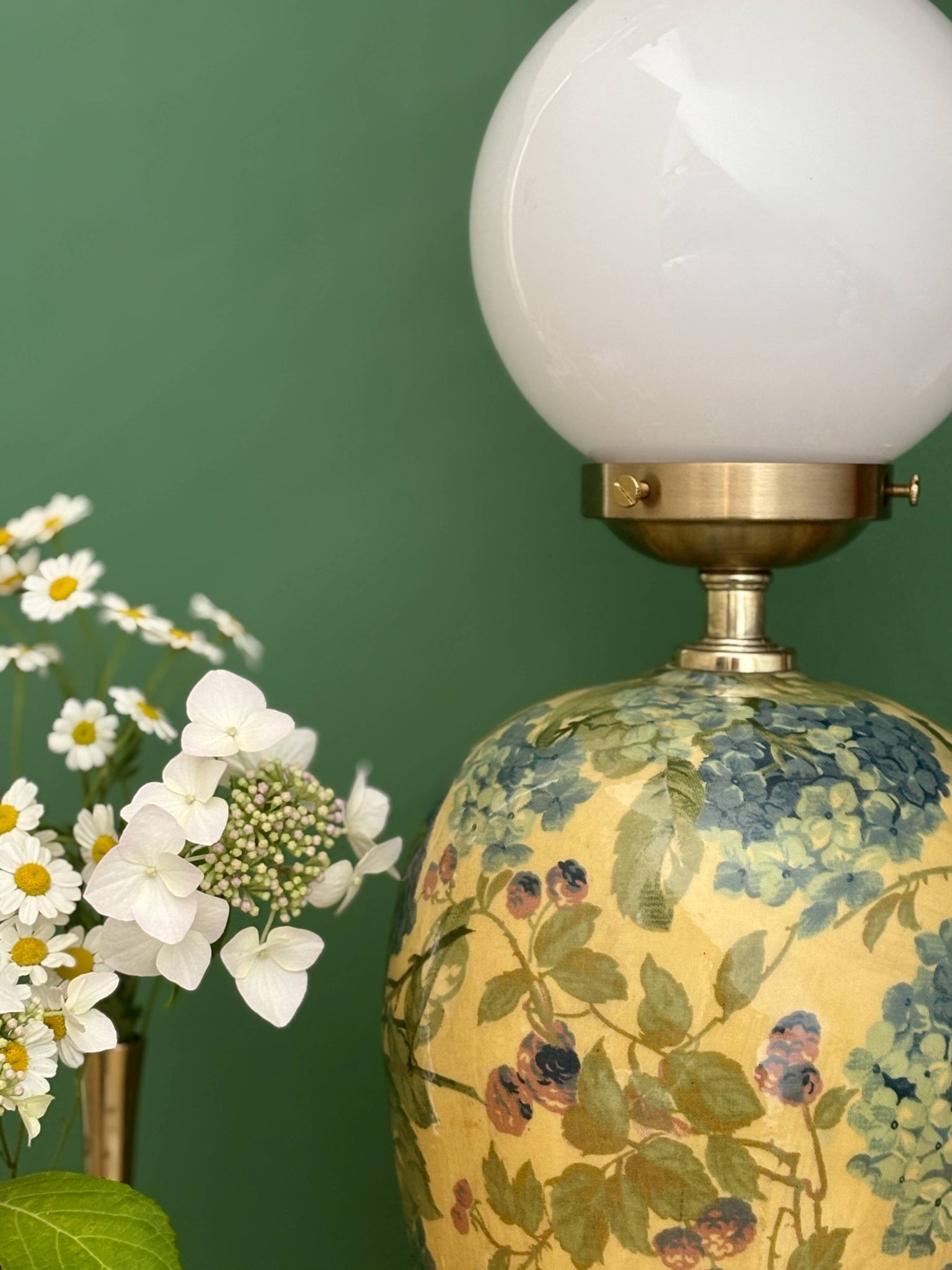 Lampe à poser  vintage décors de fleurs et opaline blanche