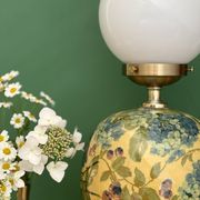 Lampe à poser  vintage décors de fleurs et opaline blanche