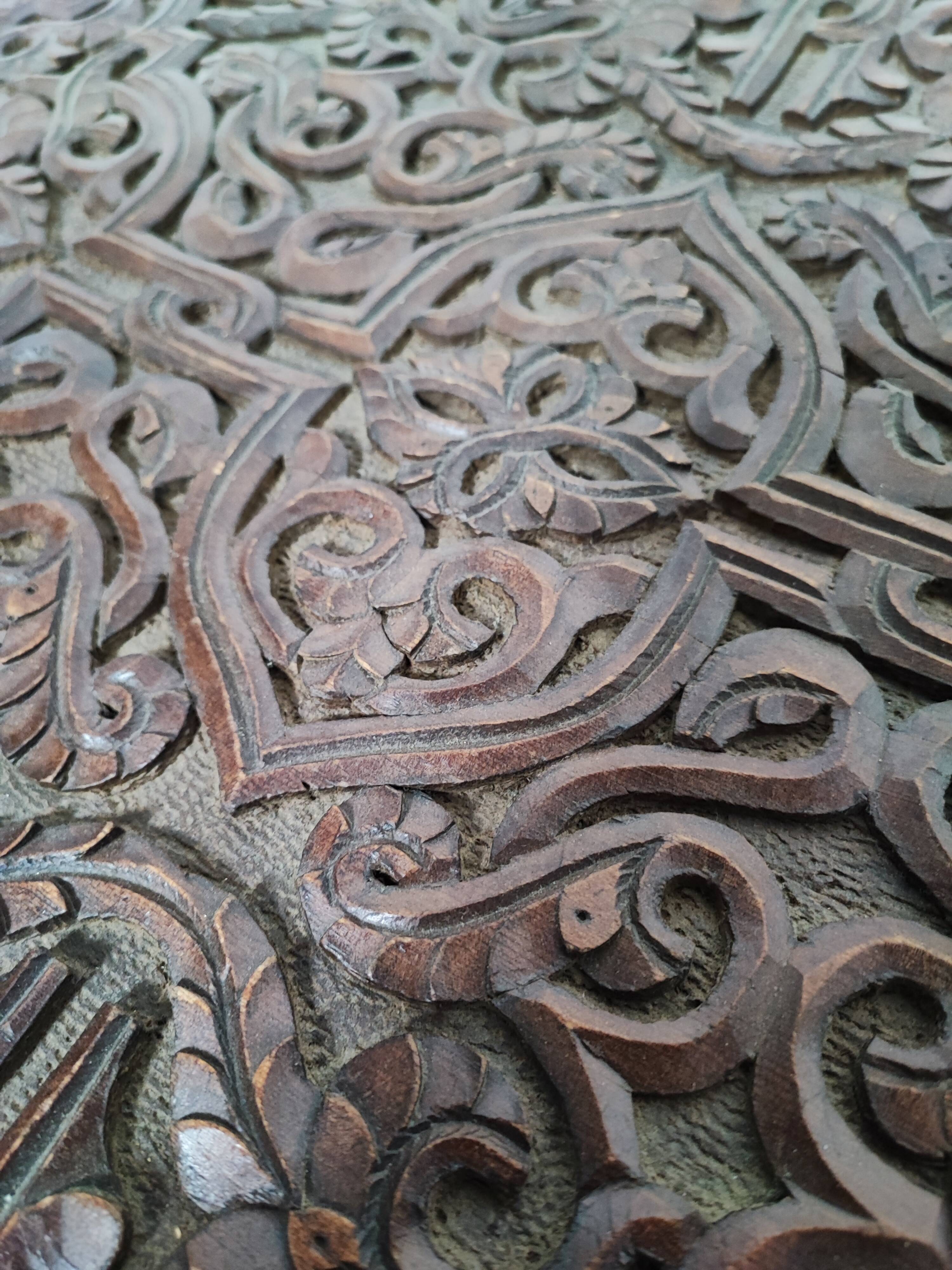 Ancien coffre en bois sculpté oriental