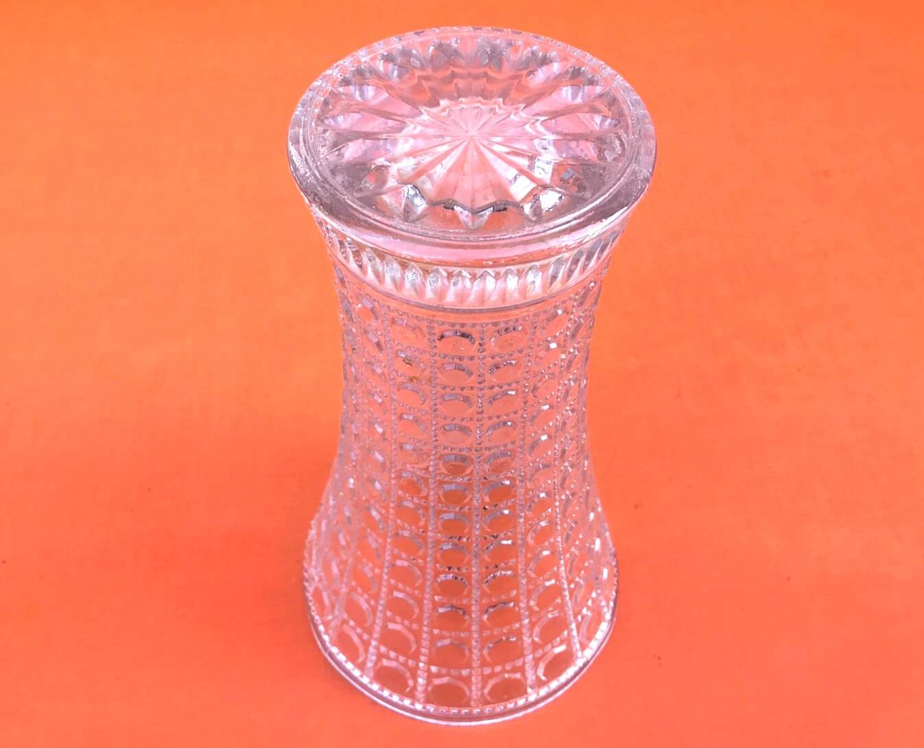 Vase en verre moulé transparent à décor de facettes, années 1950