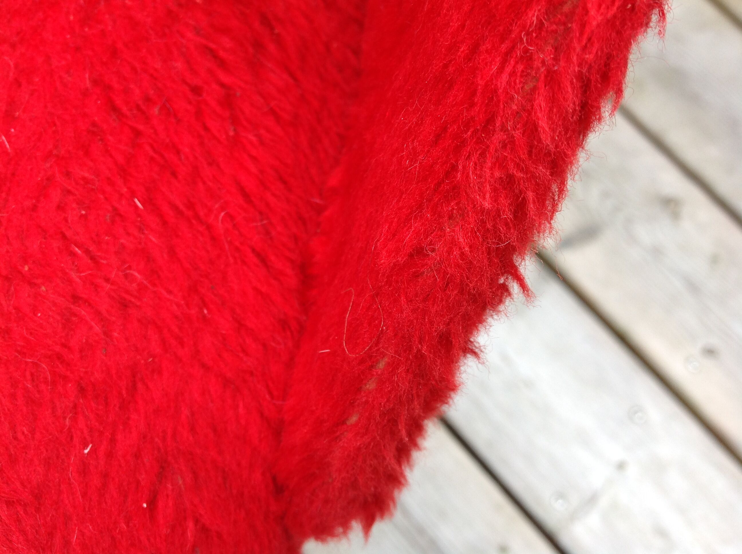 Chaise moumoute rouge pieds compas