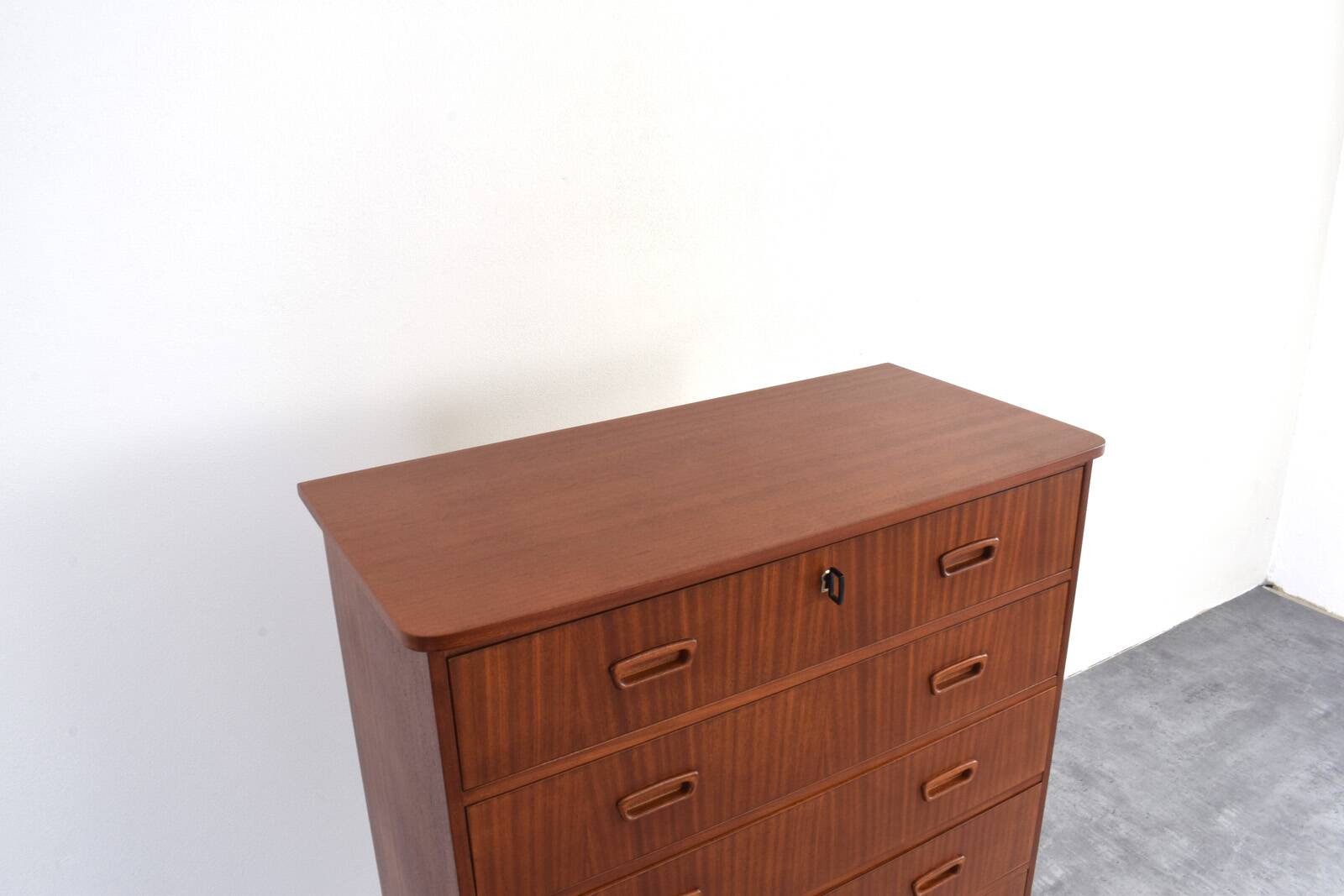 Commode en teck danois des années 1960.