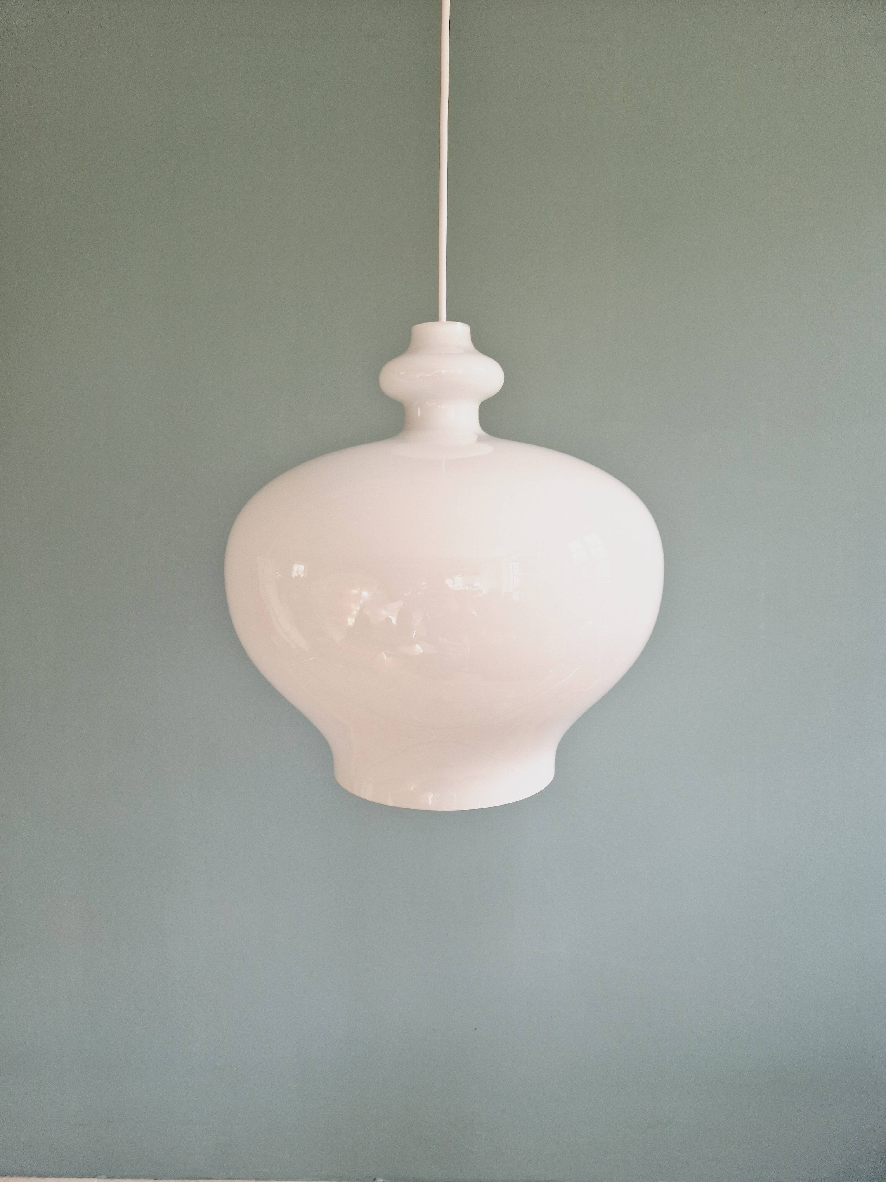 Suspension scandinave en opaline blanche, H.A. Jakobsson, 1960