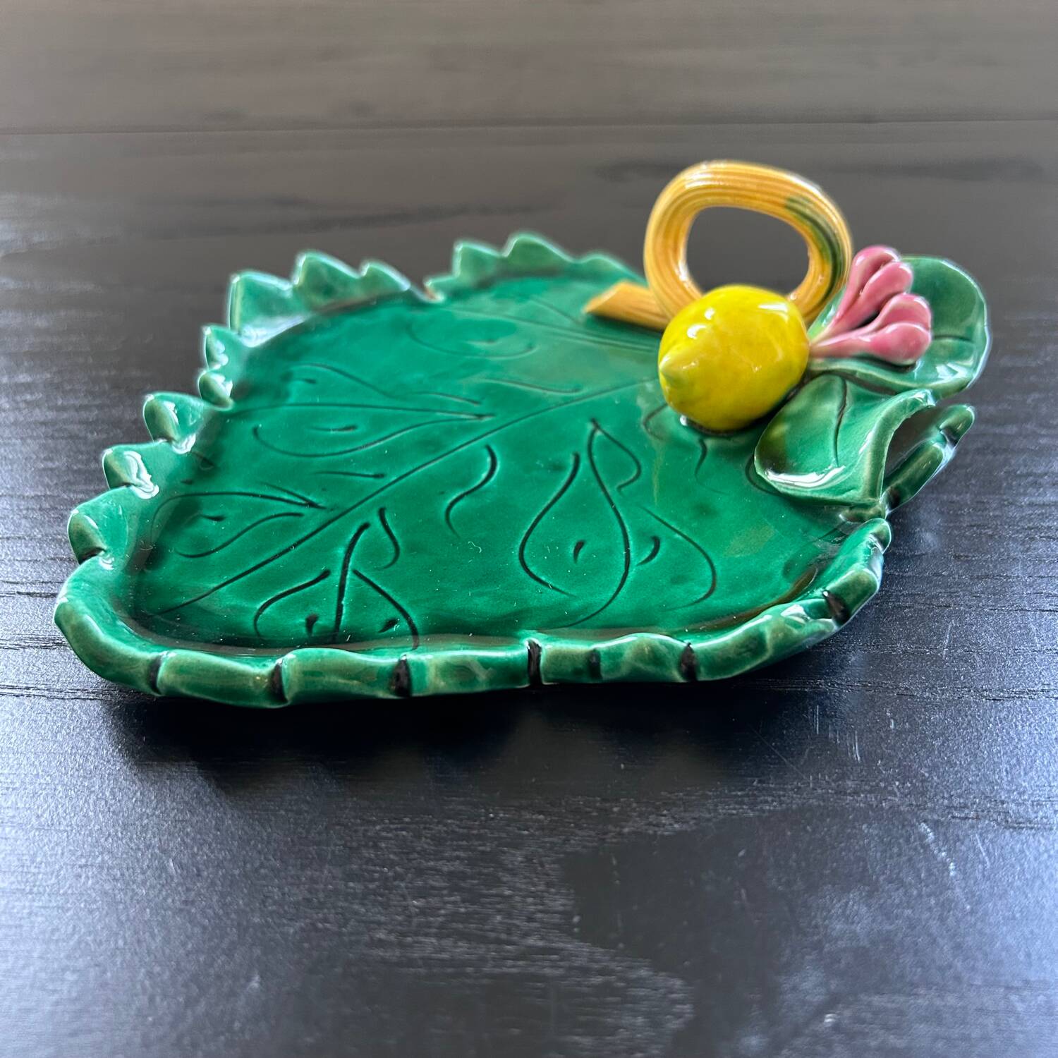 Empty pocket leaf and lemon in slip