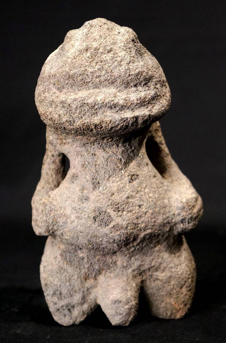 Anthropomorphic figure in volcanic stone, Oceanic tribal art, 17th century