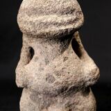 Anthropomorphic figure in volcanic stone, Oceanic tribal art, 17th century