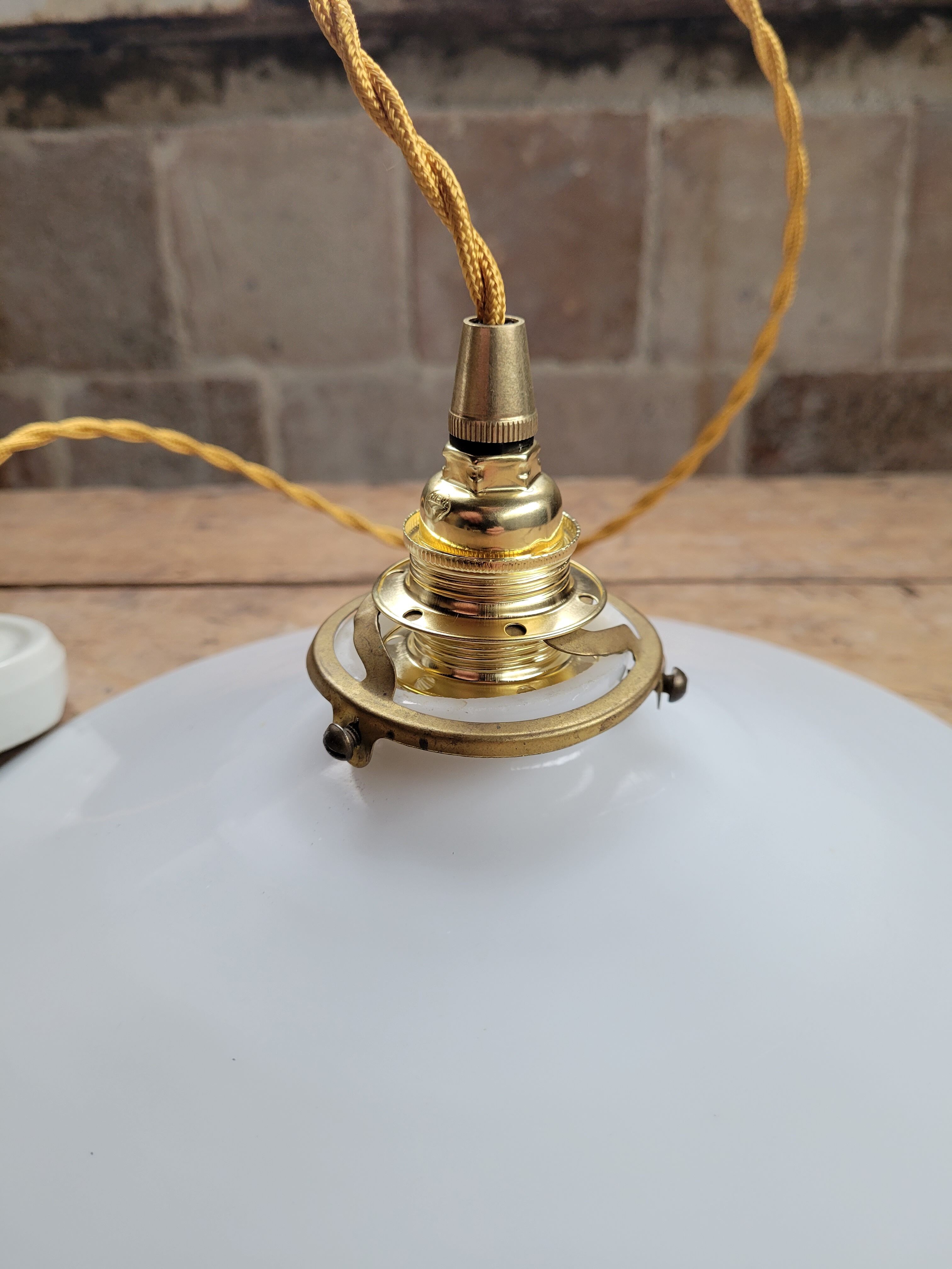 White opaline suspension