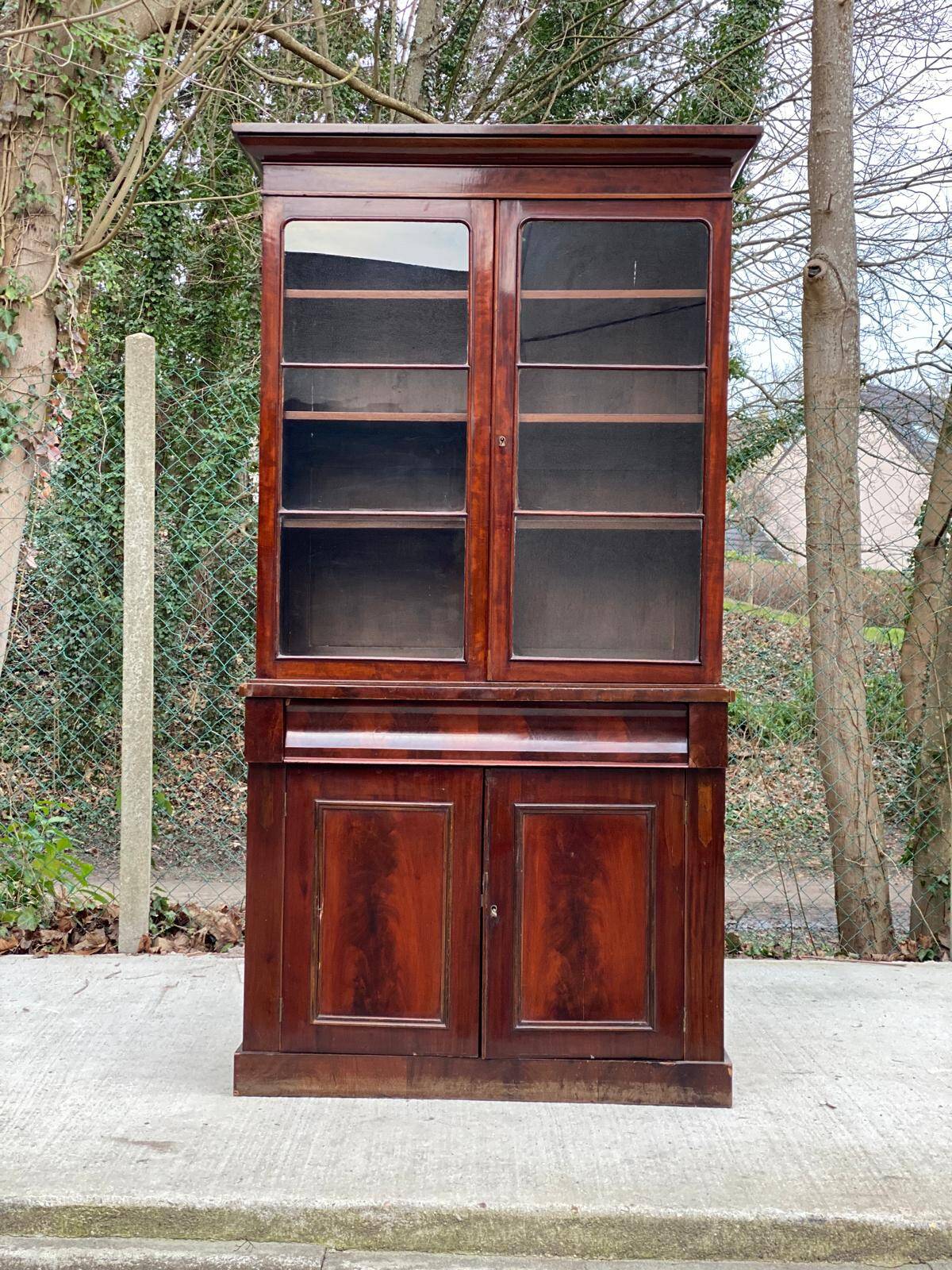 Buffet 2 corps vitrine victorienne marqueterie d'acajou laqué | Selency