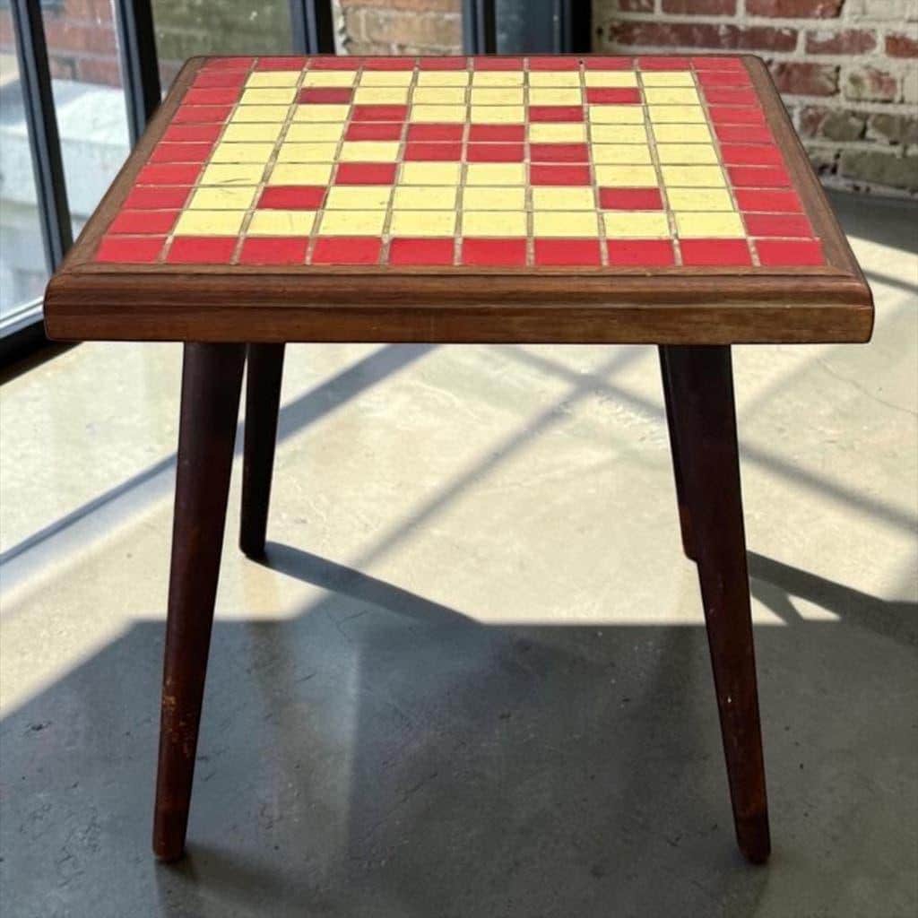 Table d'appoint vintage en bois avec plateau en céramique/carrelage