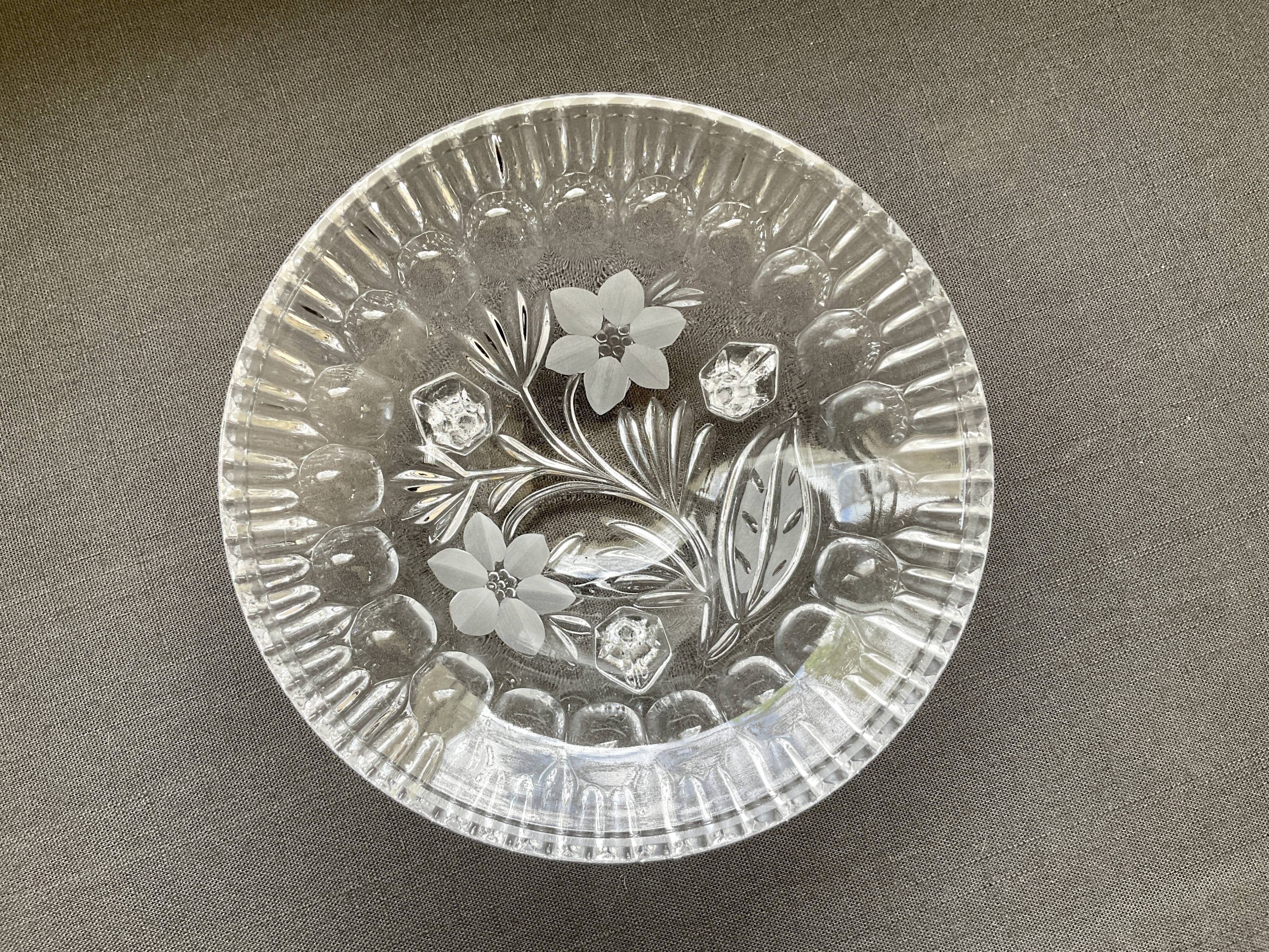 Empty glass pocket on three legs