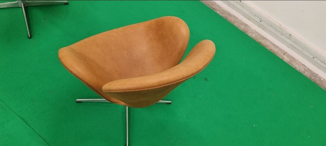 Pair Arne Jacobsen Swan chair Fritz Hansen