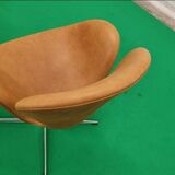 Pair Arne Jacobsen Swan chair Fritz Hansen