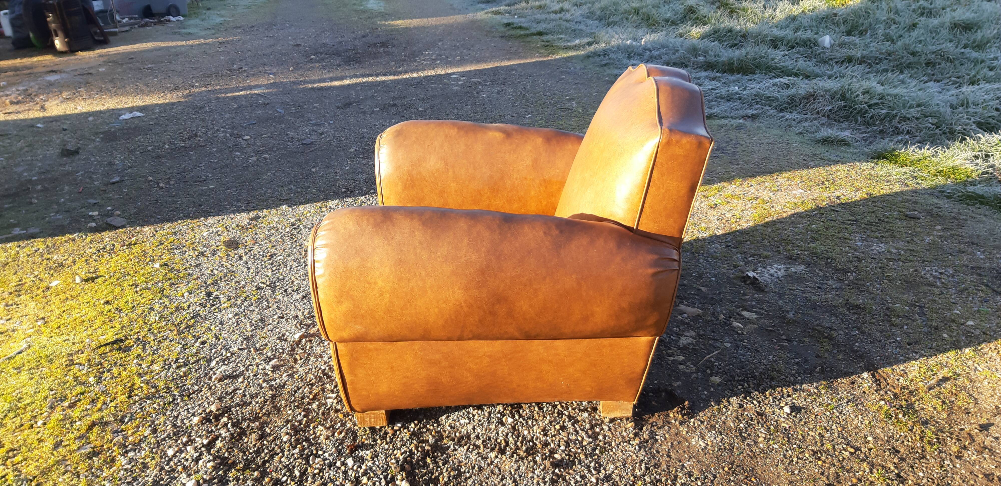 Fauteuil club des années 30 en simili cuir