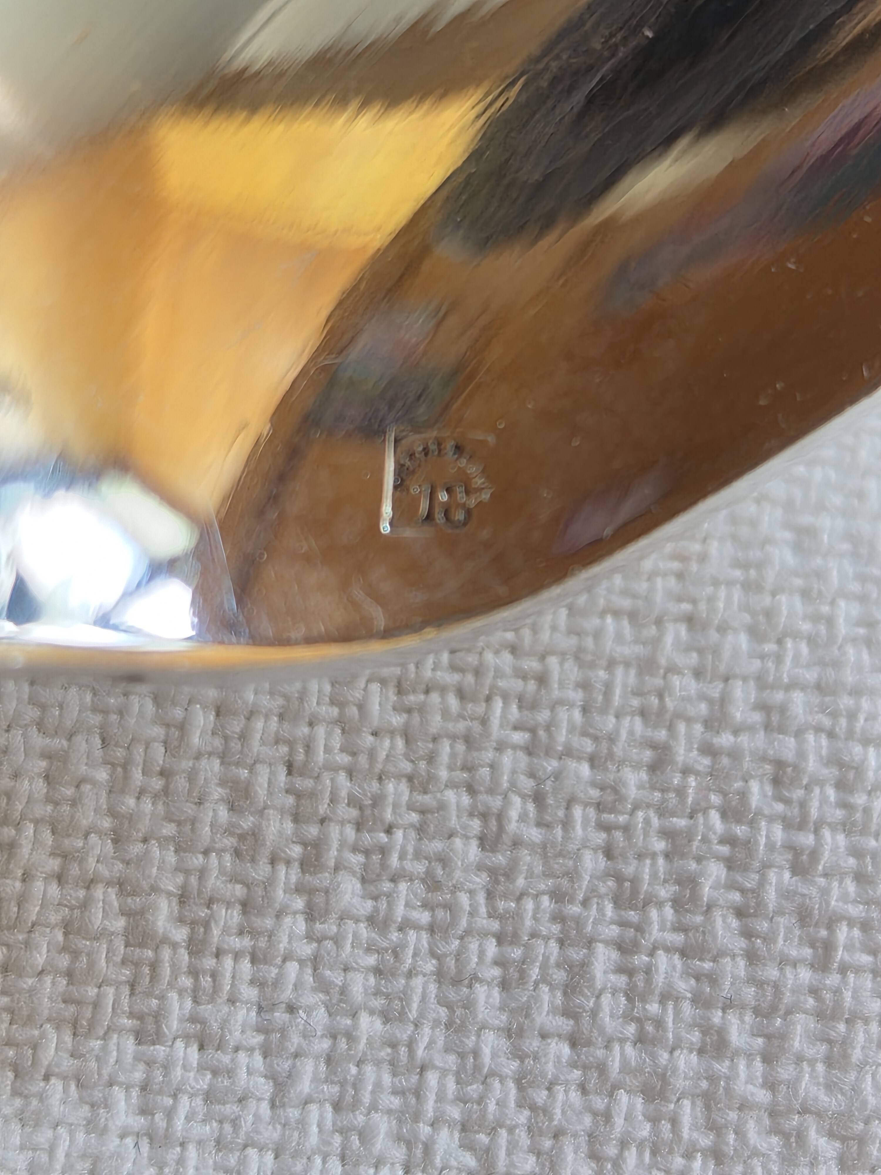 12 silver-plated metal teaspoons with a hallmark of 18.