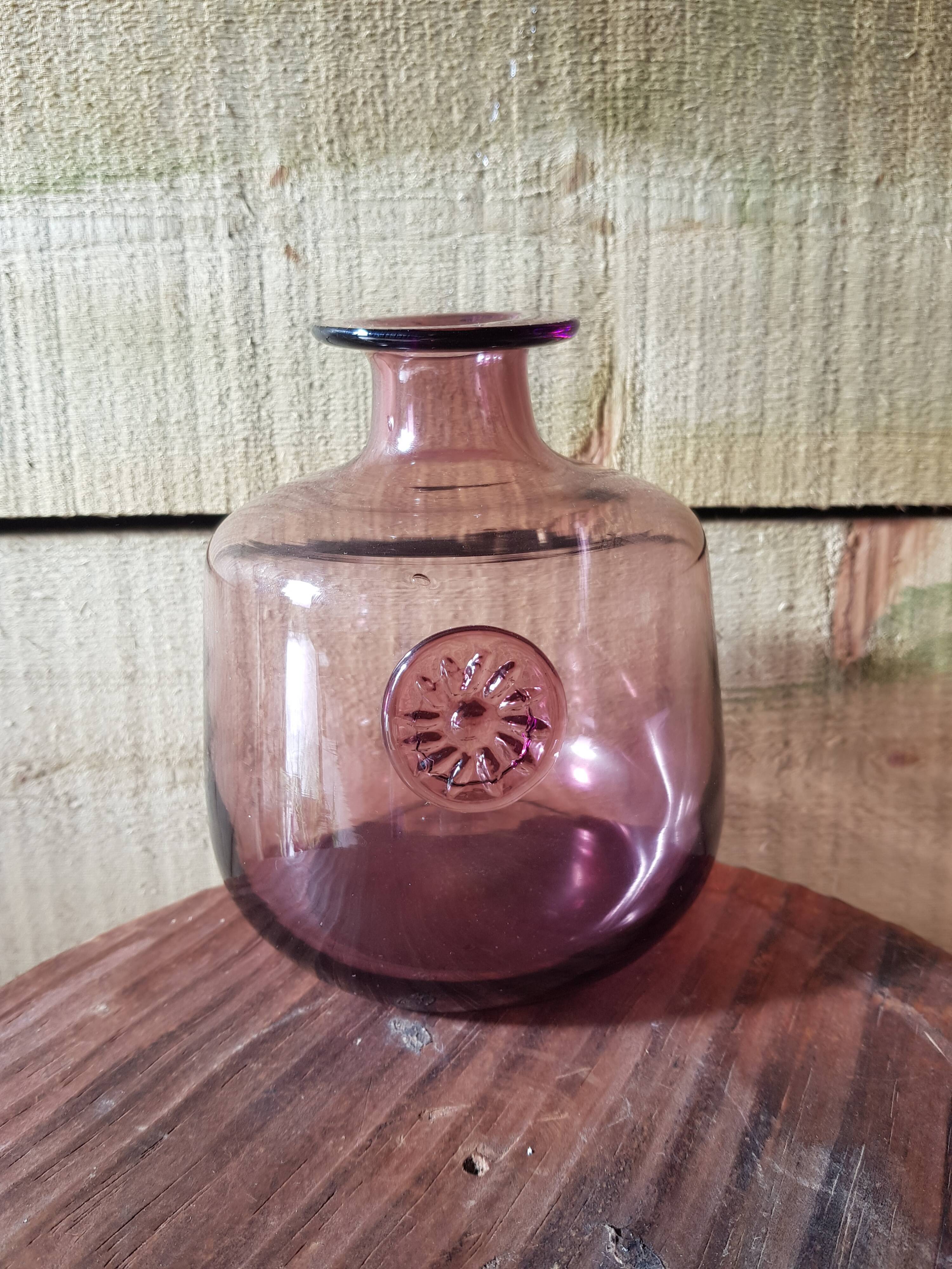 Vase en verre transparent violet