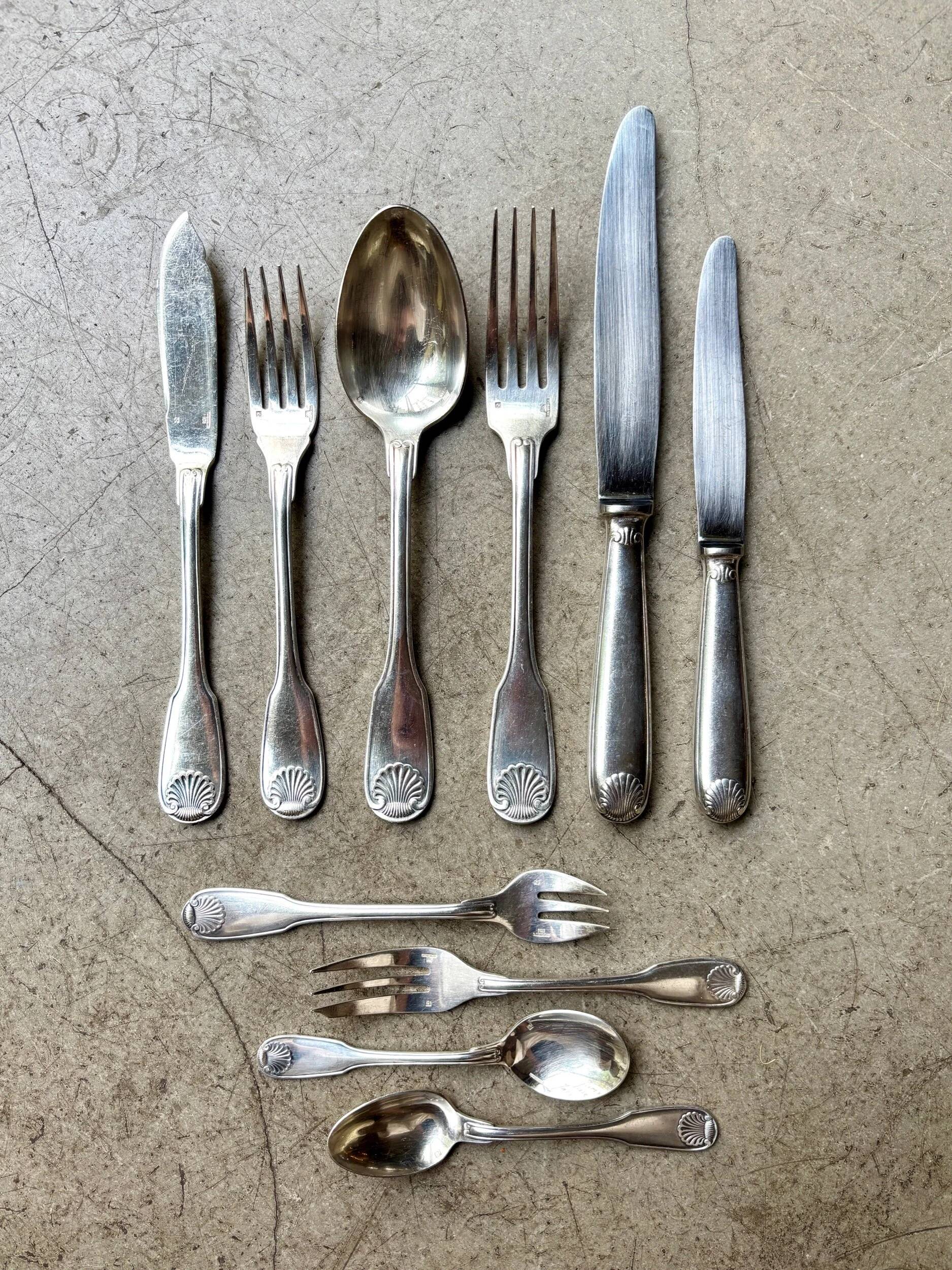 6 dessert knives by Christofle in silver-plated metal, shell decoration.
