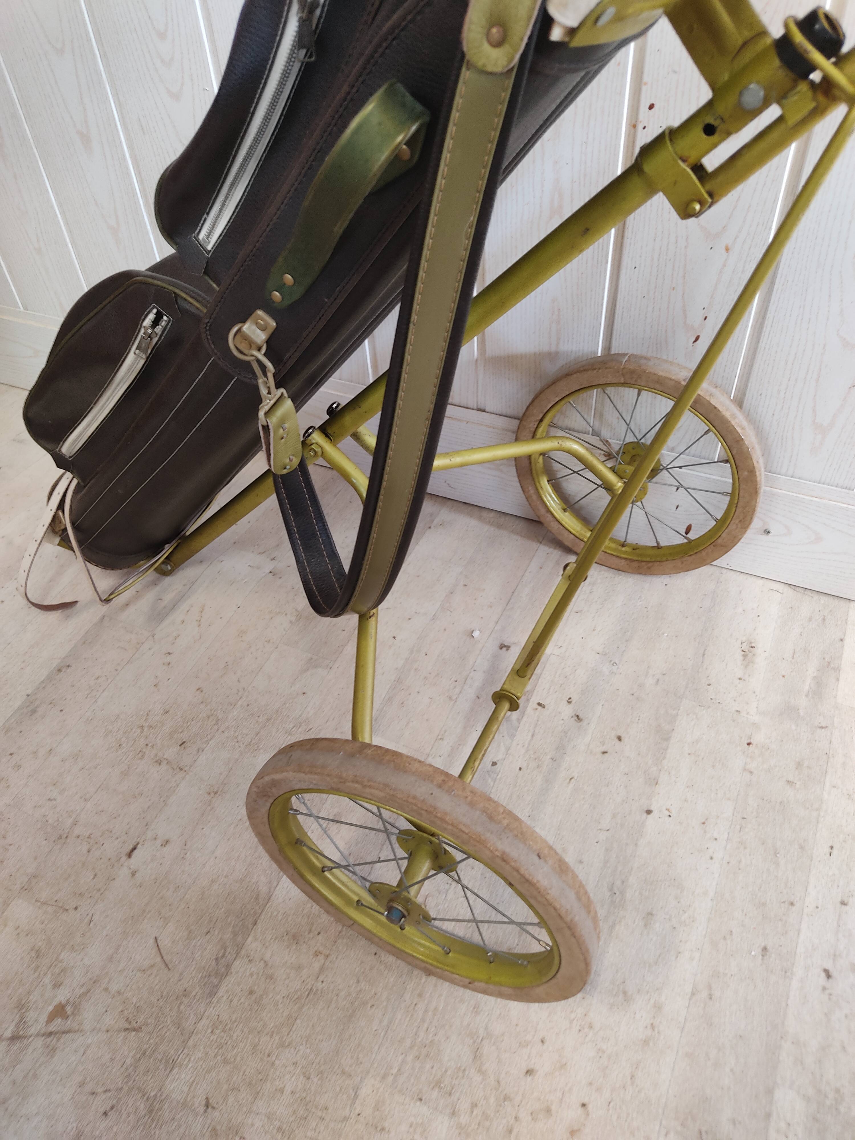 Chariot, sac et clubs de golf vintage