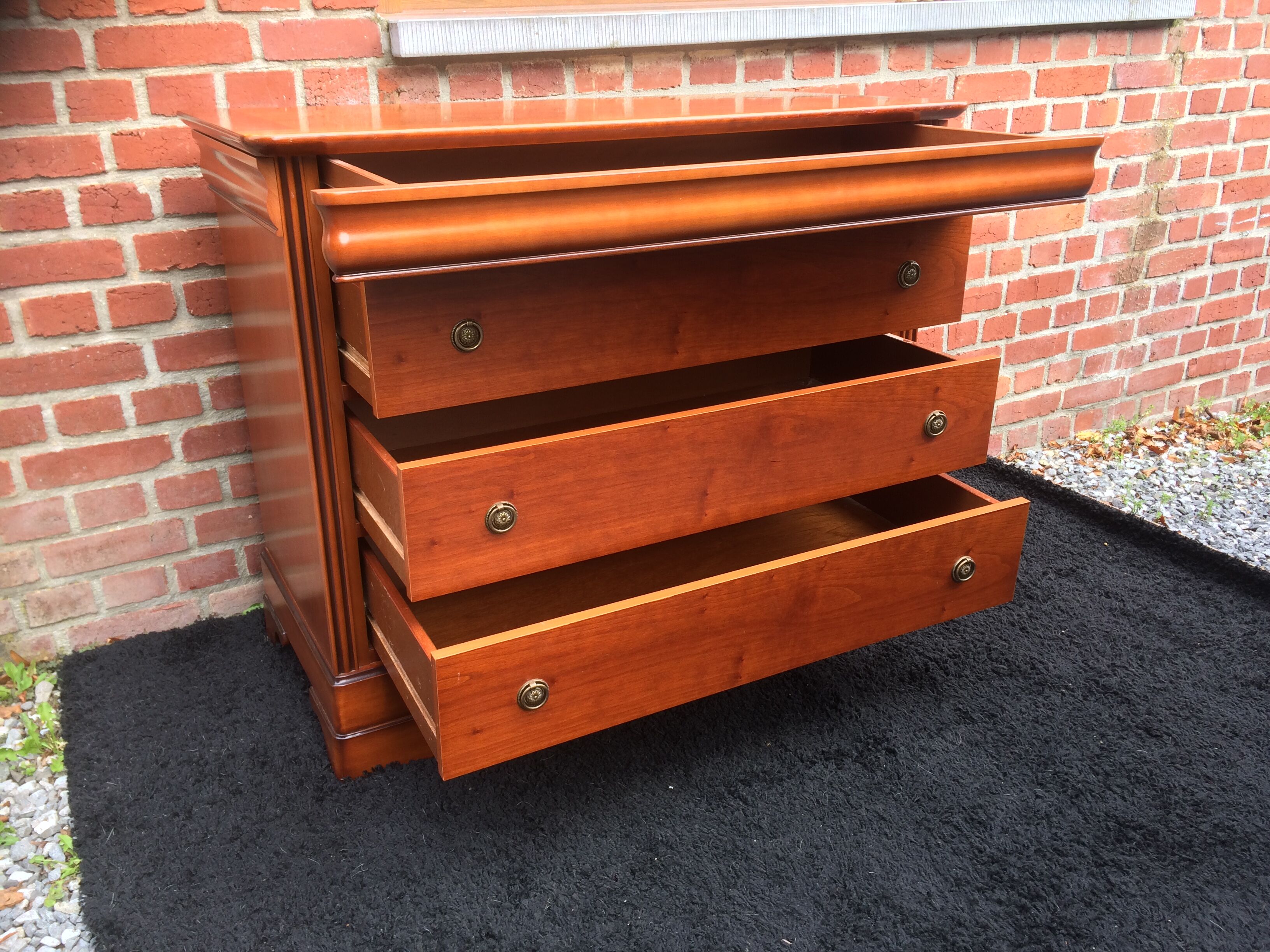 Commode à tiroir secret