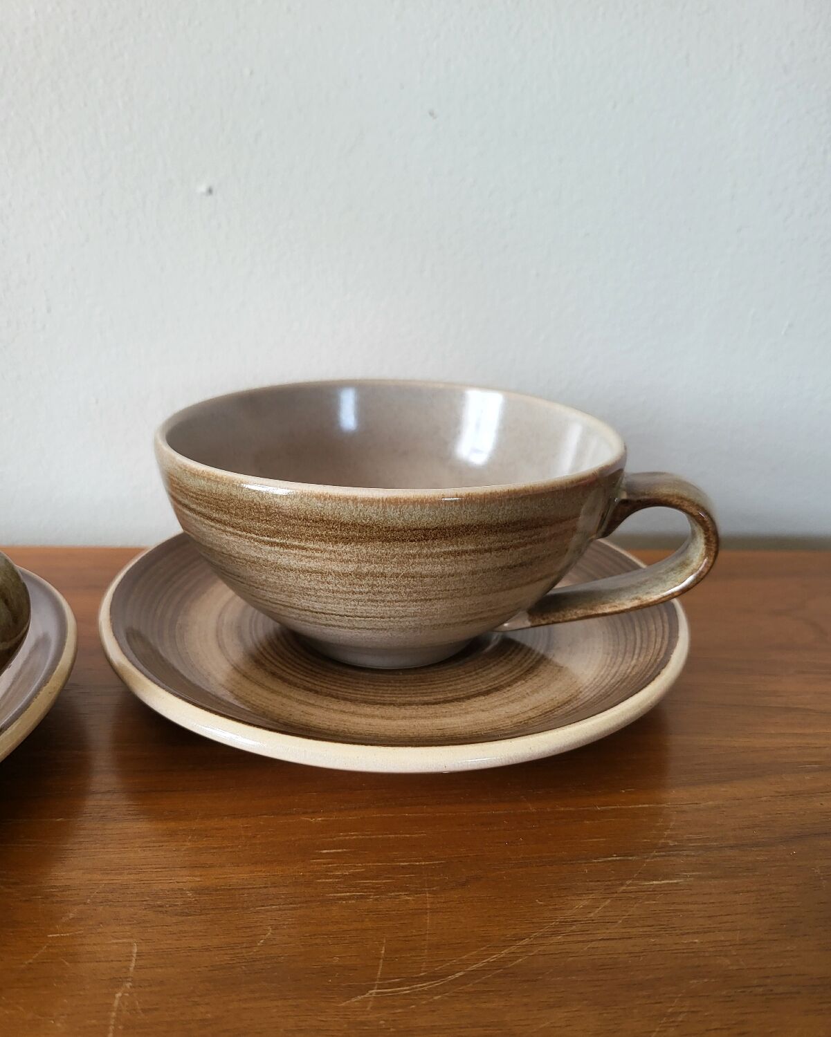 Ensemble de 2 grandes tasses et sous-tasse en grès Longchamp